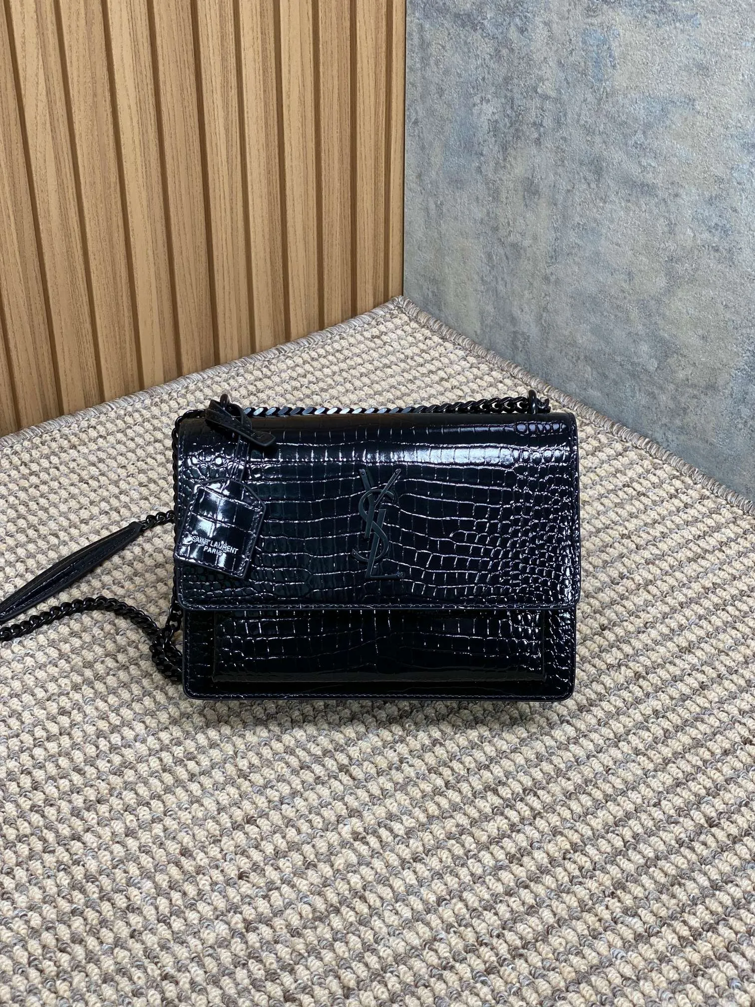 Yves Saint Laurent ブラッククロコ型前Flipバッグ