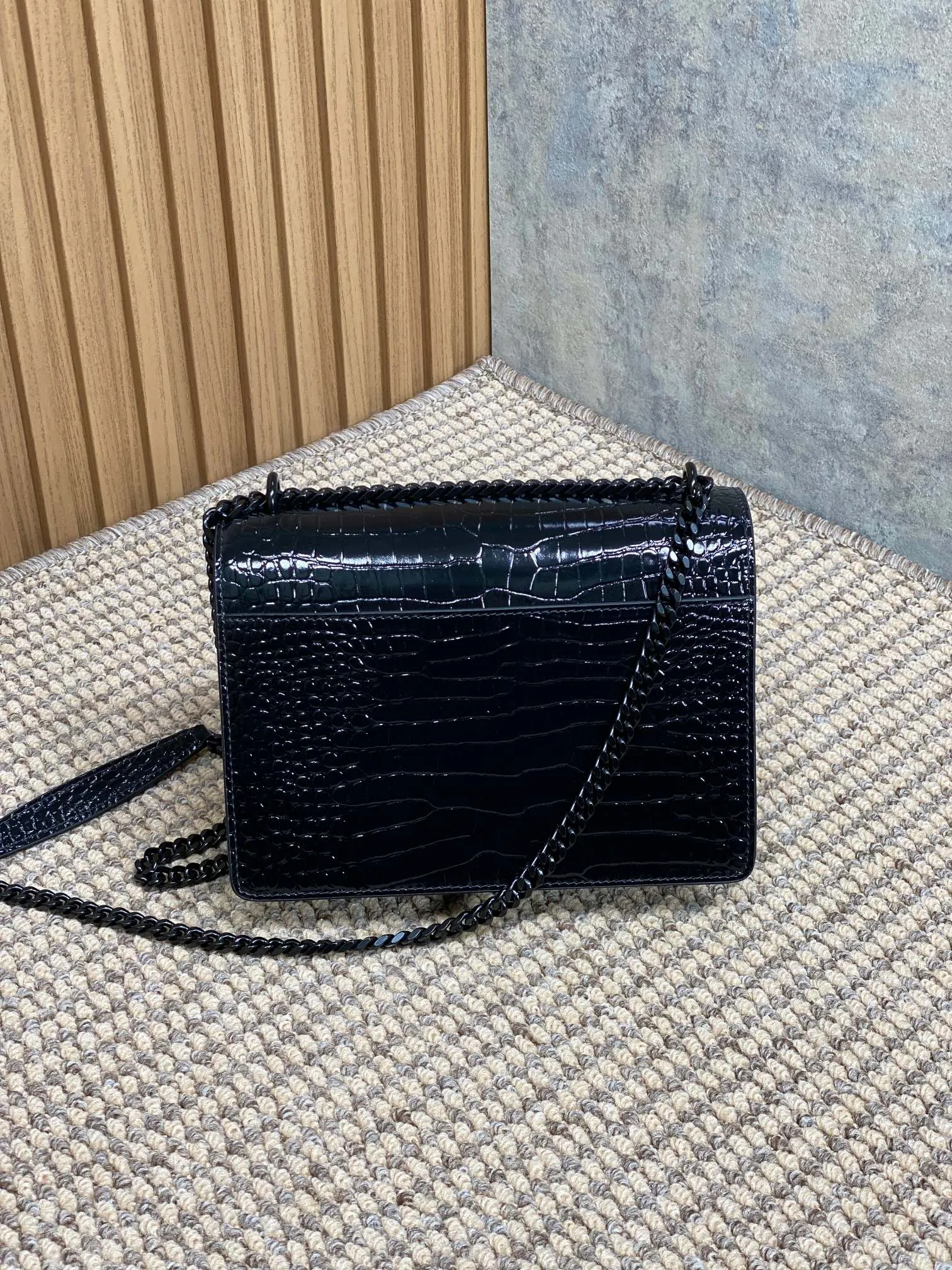 Yves Saint Laurent ブラッククロコ型前Flipバッグ - 画像 (3)