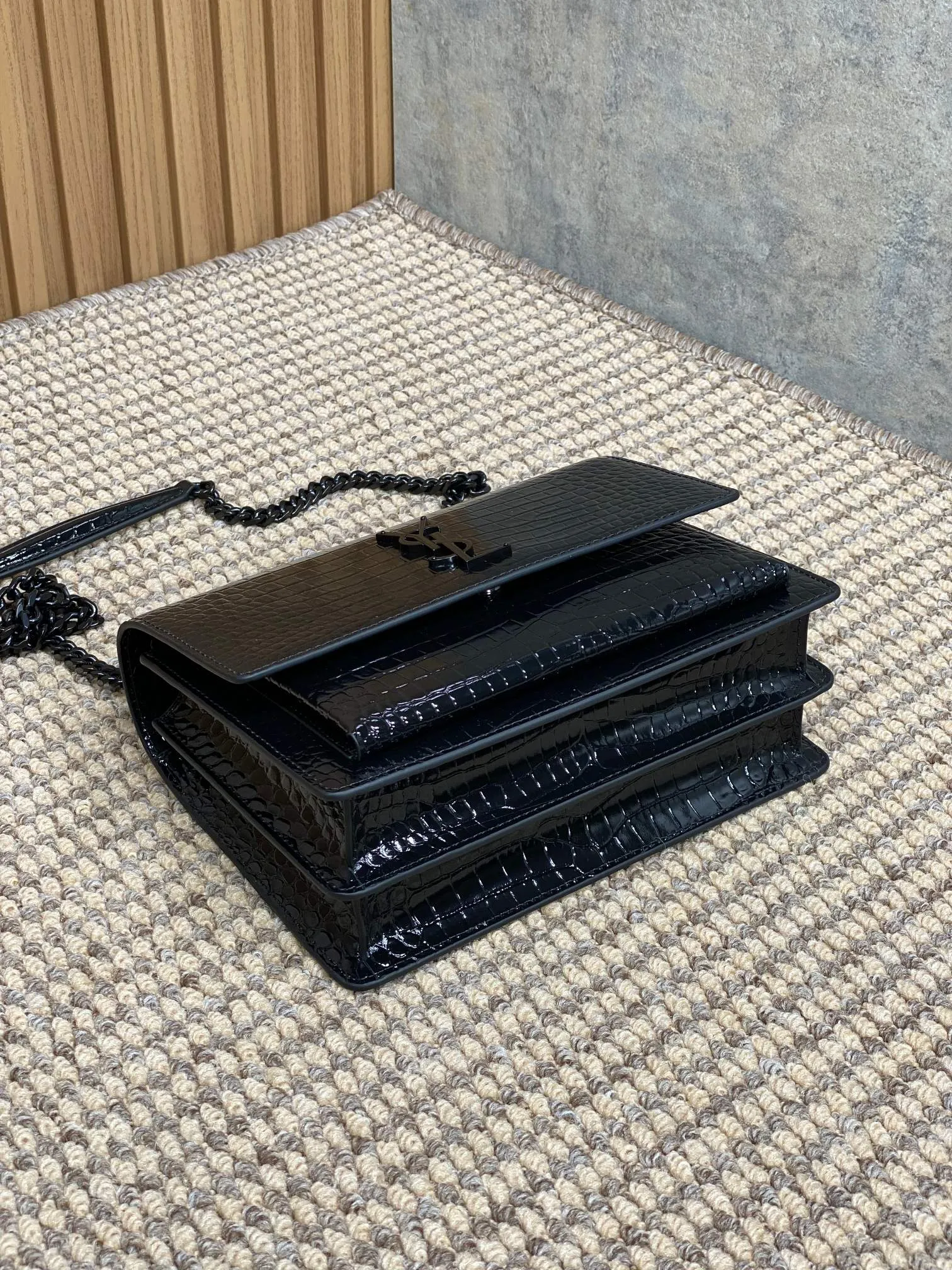 Yves Saint Laurent ブラッククロコ型前Flipバッグ - 画像 (4)