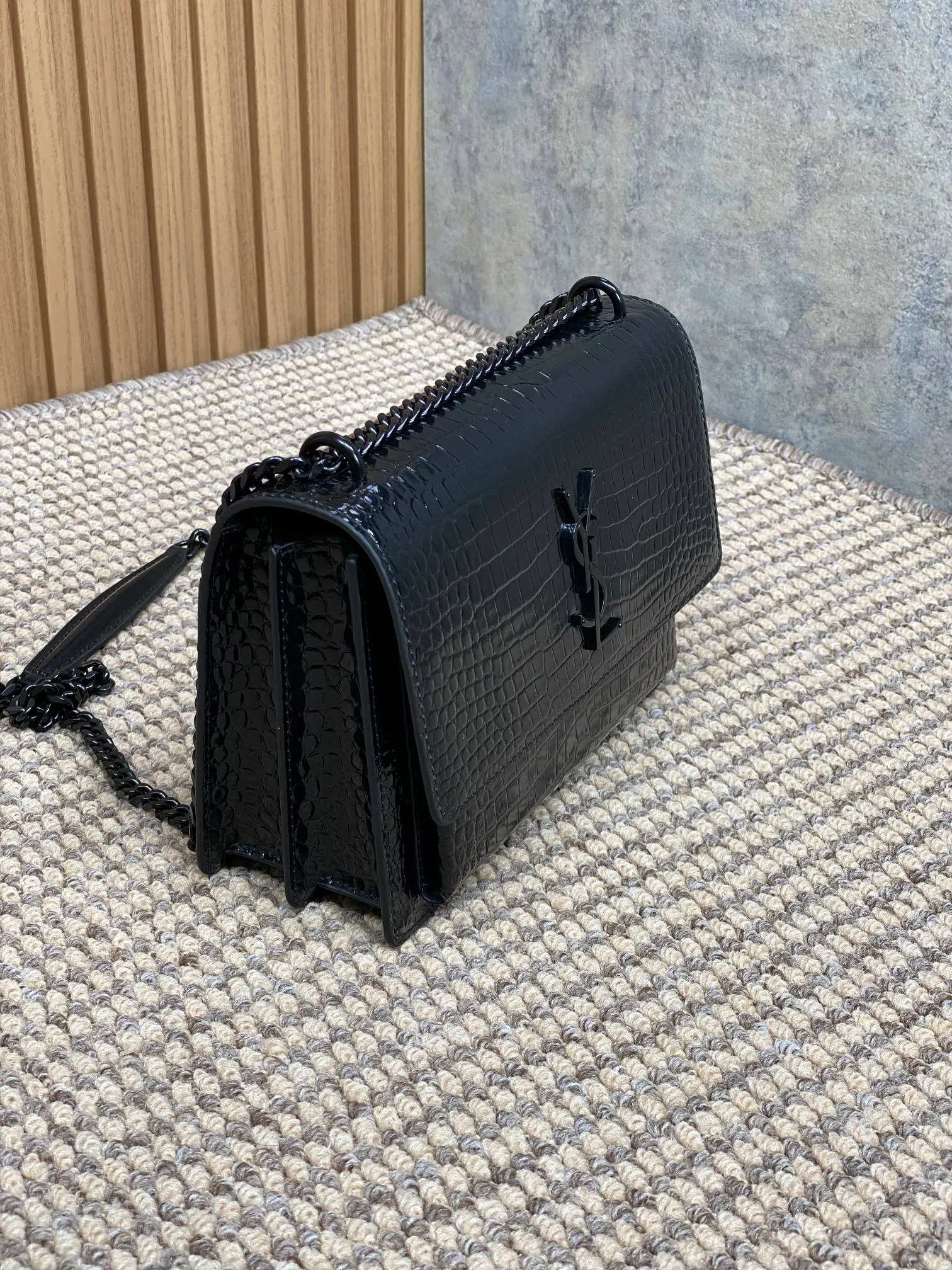 Yves Saint Laurent ブラッククロコ型前Flipバッグ - 画像 (5)