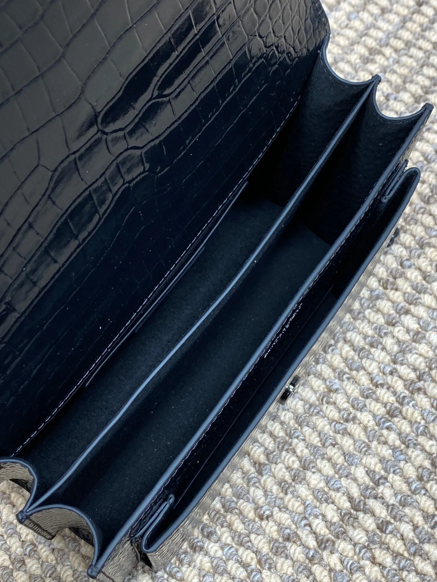 Yves Saint Laurent ブラッククロコ型前Flipバッグ - 画像 (8)