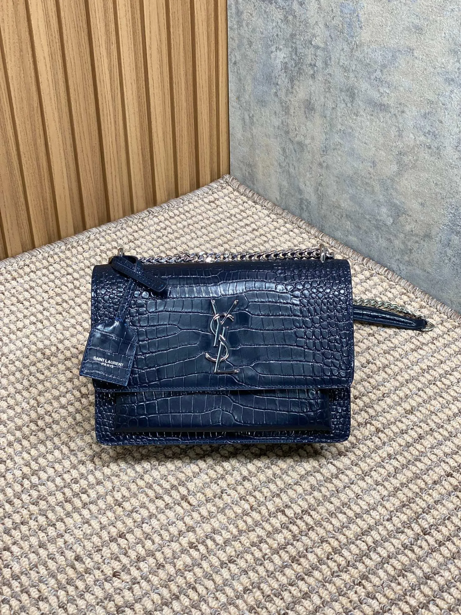 Yves Saint Laurent 深蓝フロントフラップバッグ