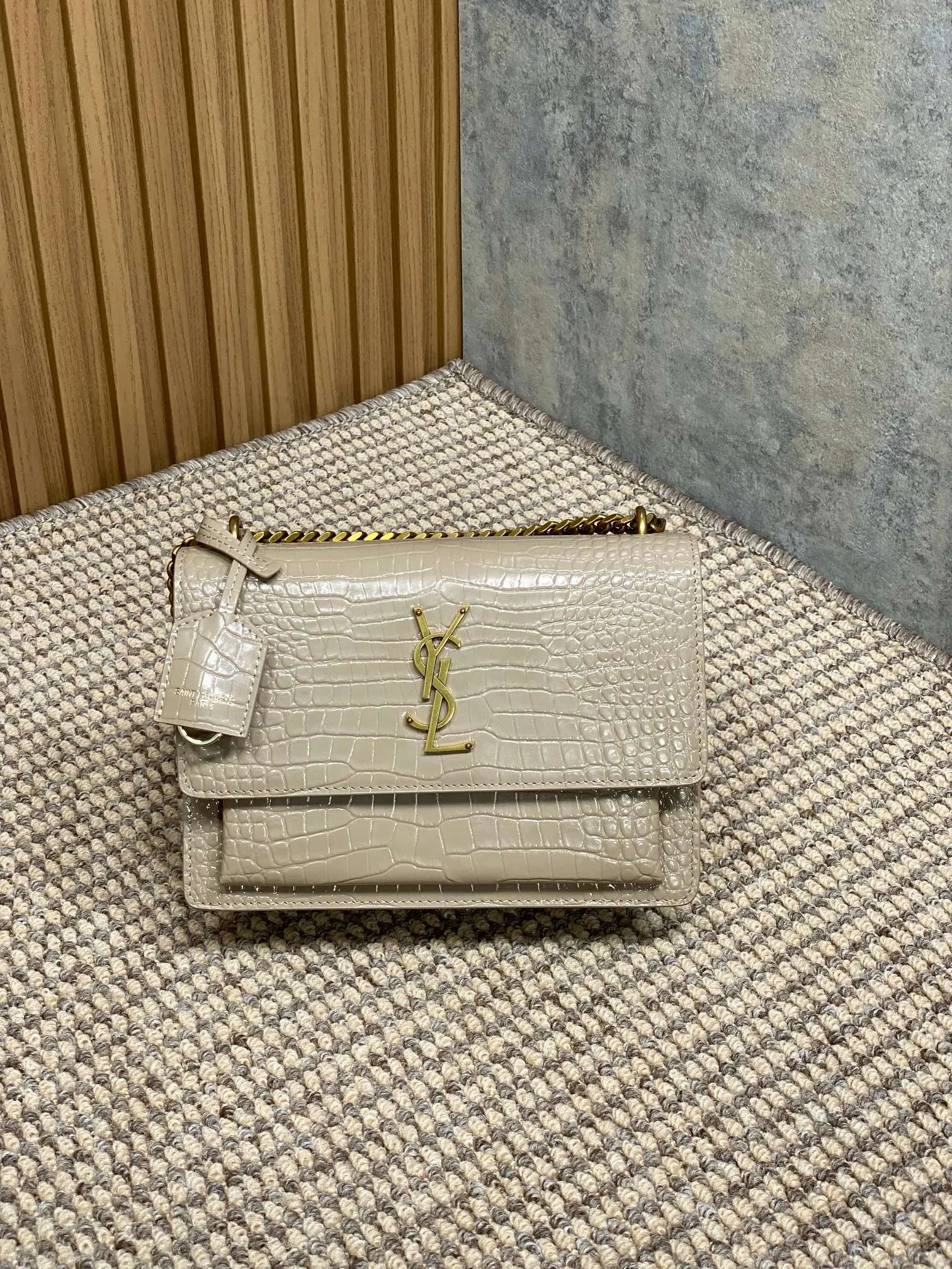 Yves Saint Laurent杏色前翻盖手袋小鳄鱼款