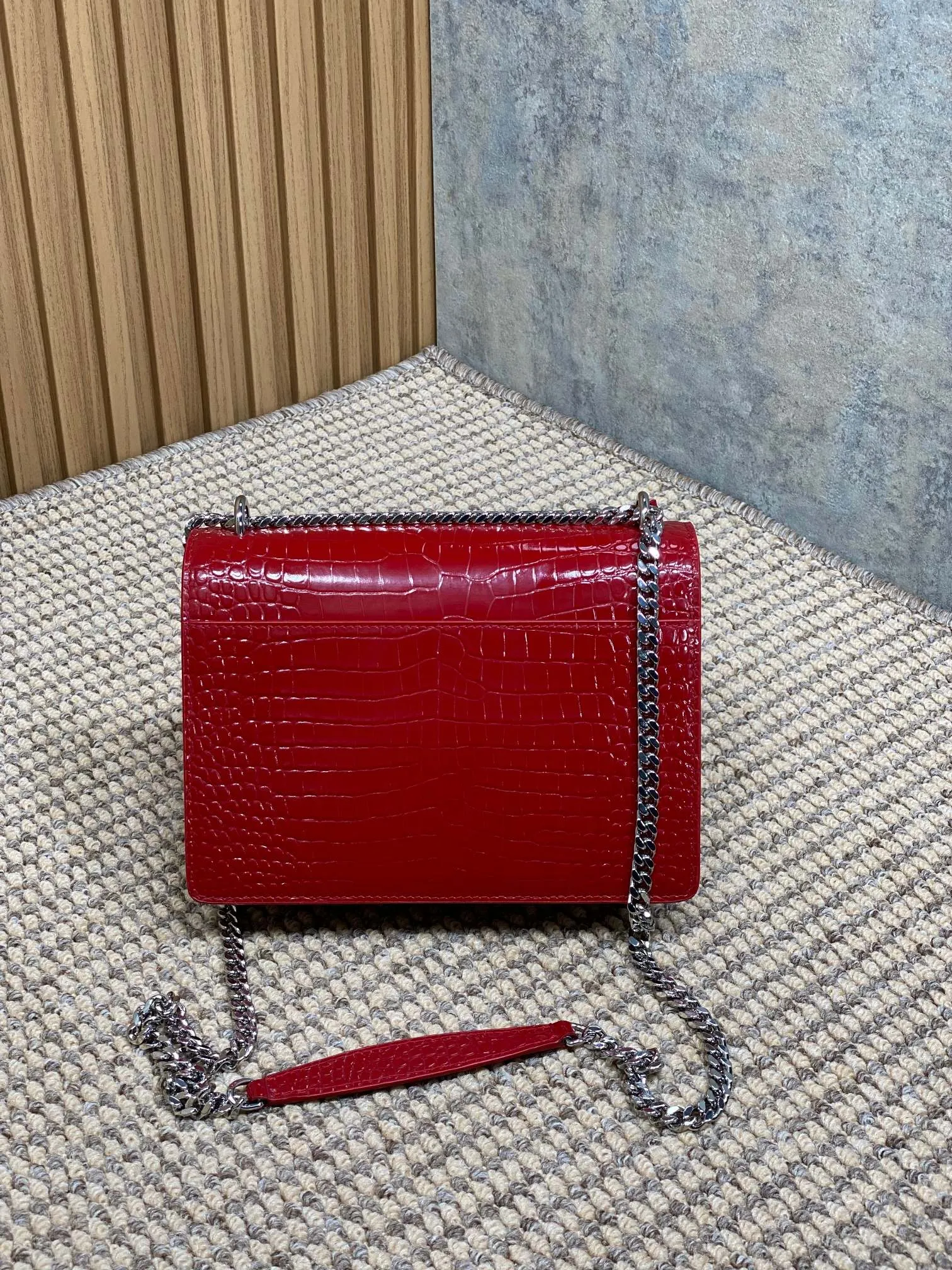 Yves Saint Laurent 大红鳄鱼纹前翻盖手袋 - 画像 (3)