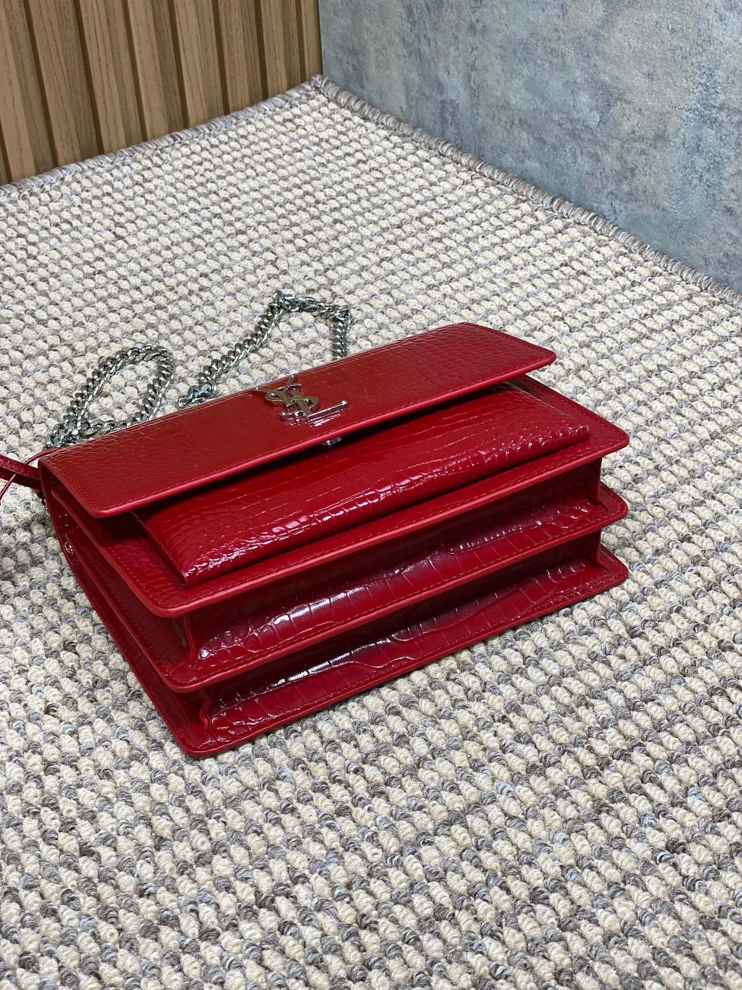 Yves Saint Laurent 大红鳄鱼纹前翻盖手袋 - 画像 (4)