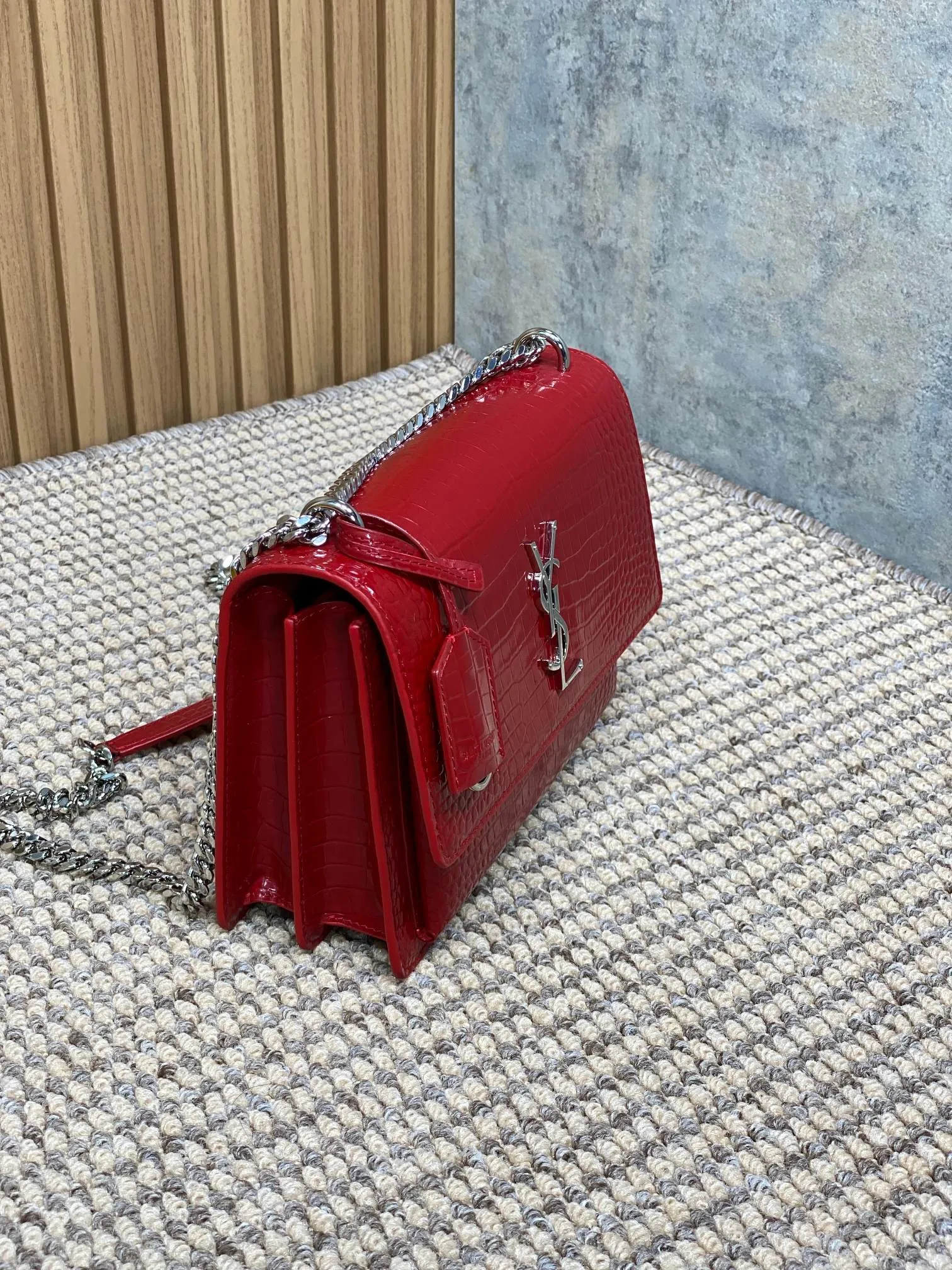 Yves Saint Laurent 大红鳄鱼纹前翻盖手袋 - 画像 (5)
