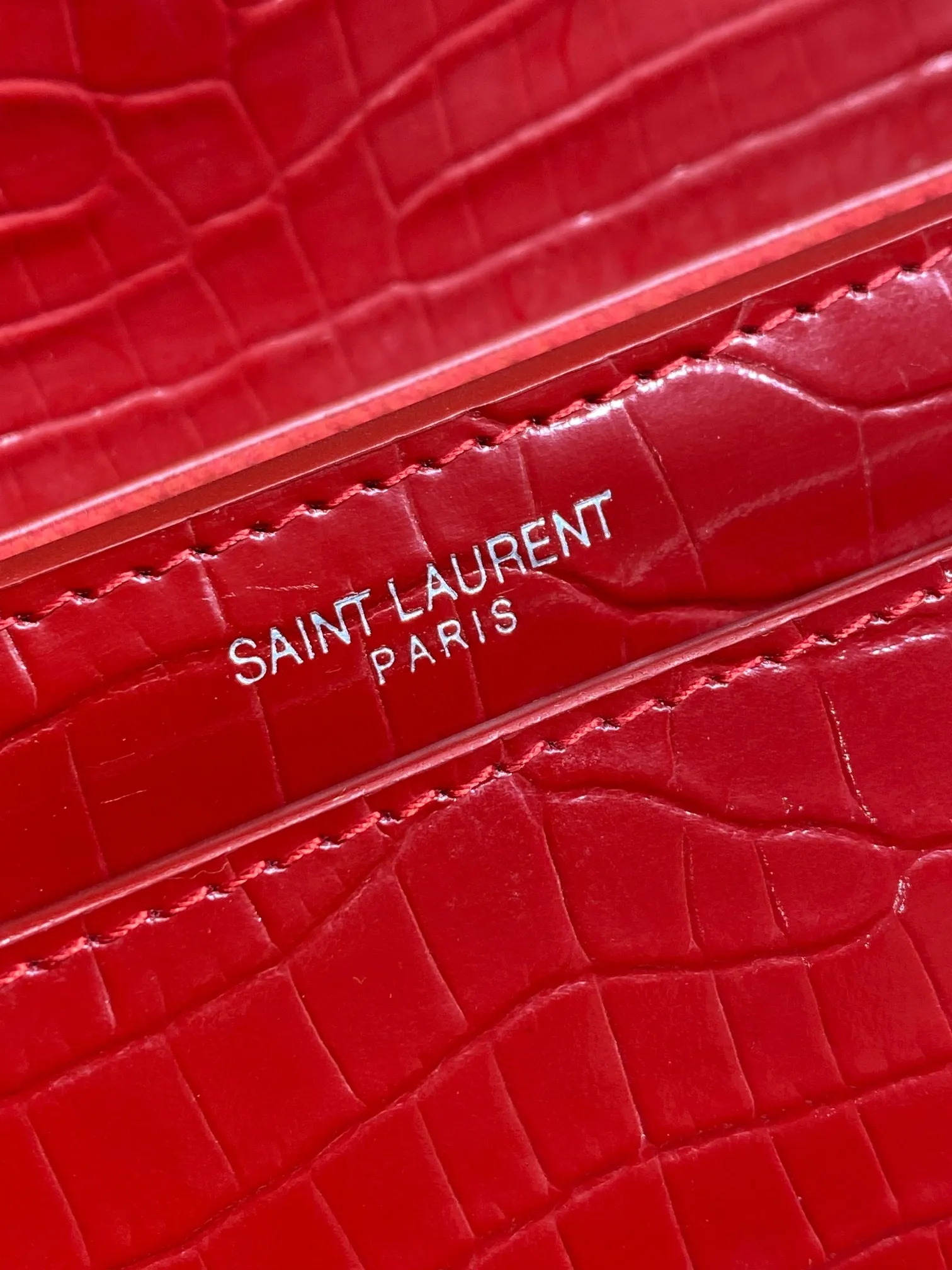 Yves Saint Laurent 大红鳄鱼纹前翻盖手袋 - 画像 (8)