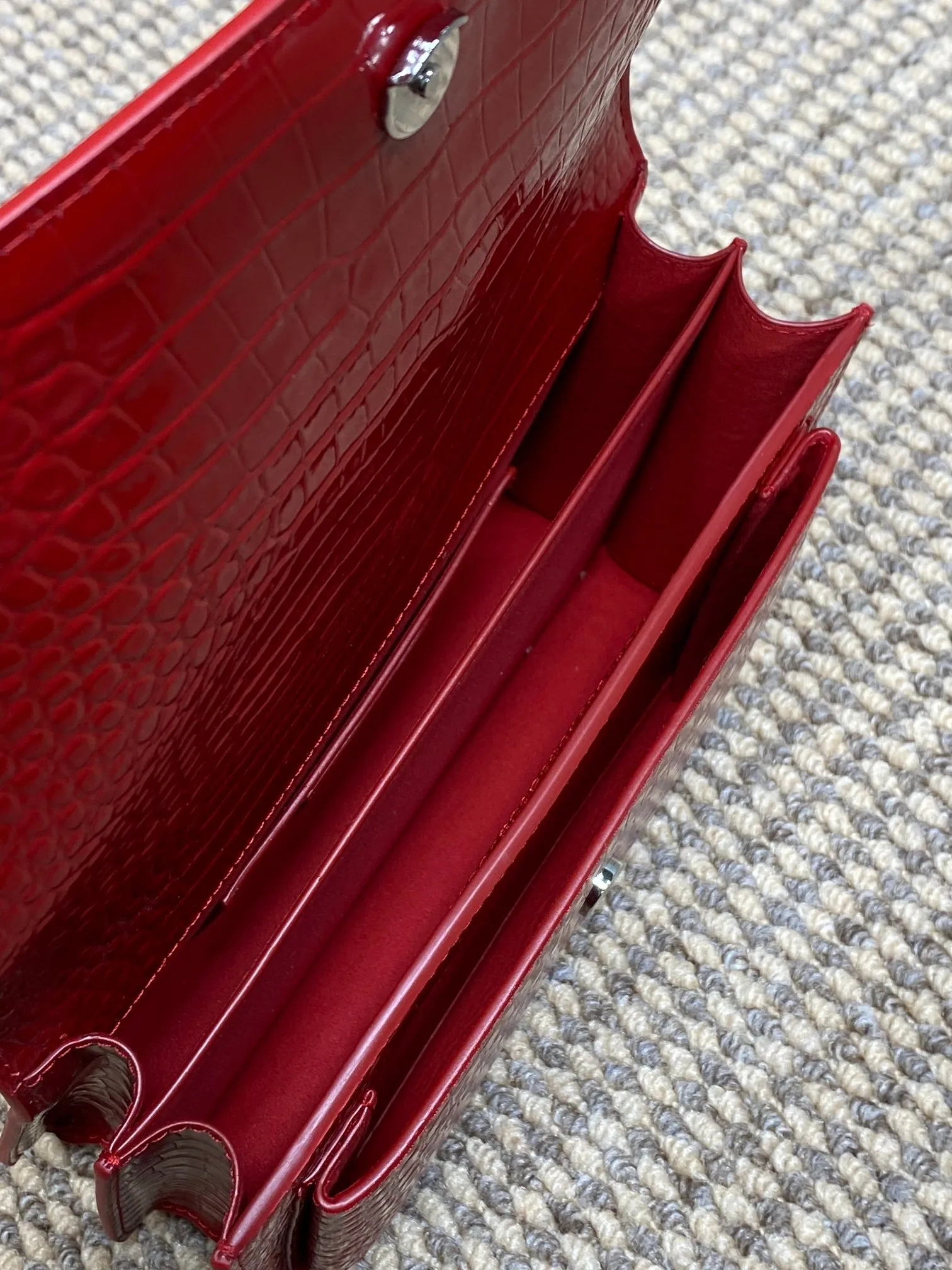 Yves Saint Laurent 大红鳄鱼纹前翻盖手袋 - 画像 (10)