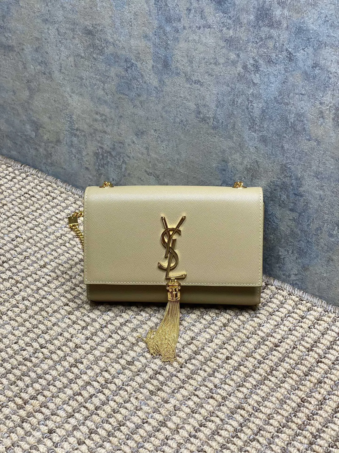 Yves Saint Laurent ベージュ 流す装飾バッグ