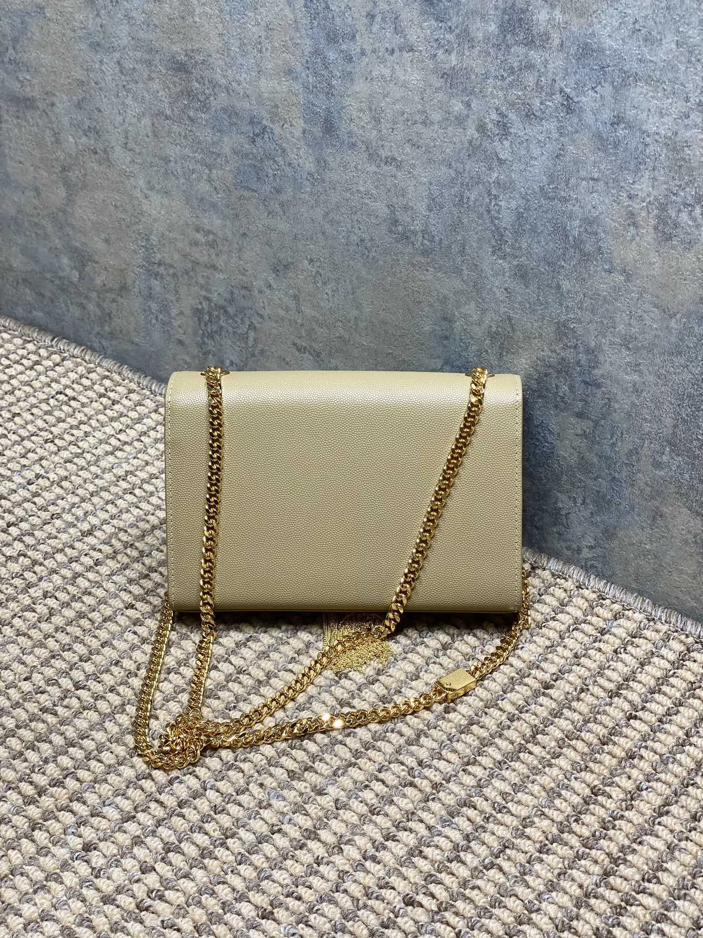 Yves Saint Laurent ベージュ 流す装飾バッグ - 画像 (3)