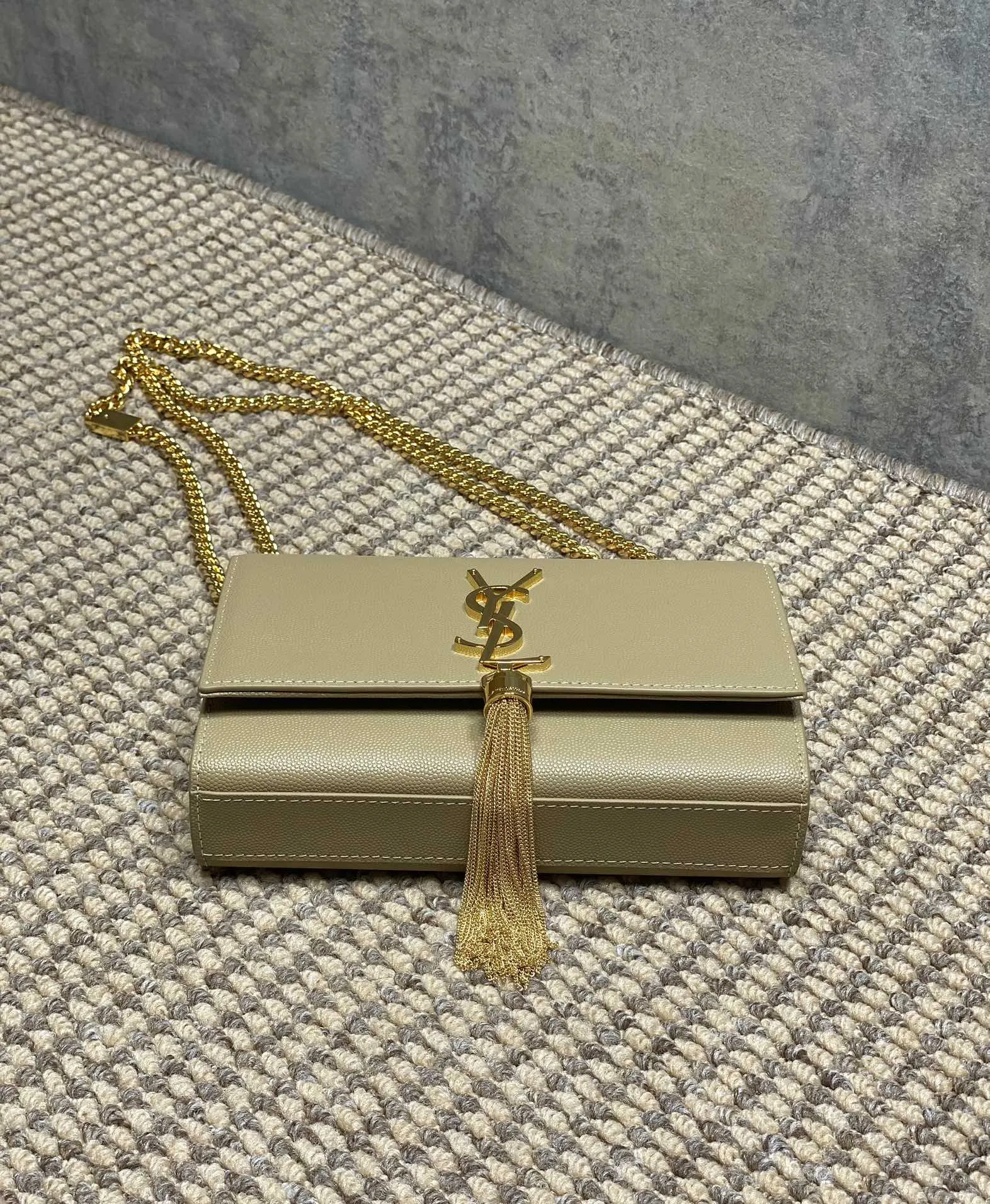 Yves Saint Laurent ベージュ 流す装飾バッグ - 画像 (4)