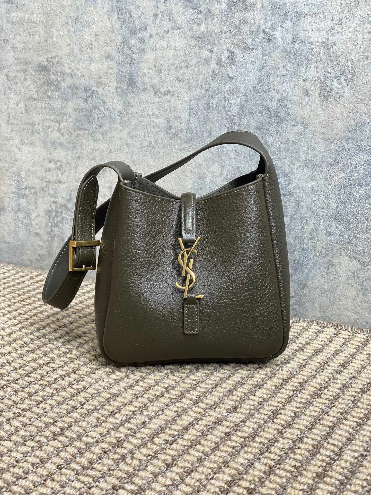 Yves Saint Laurent ミニホーボー オリーブグリーン