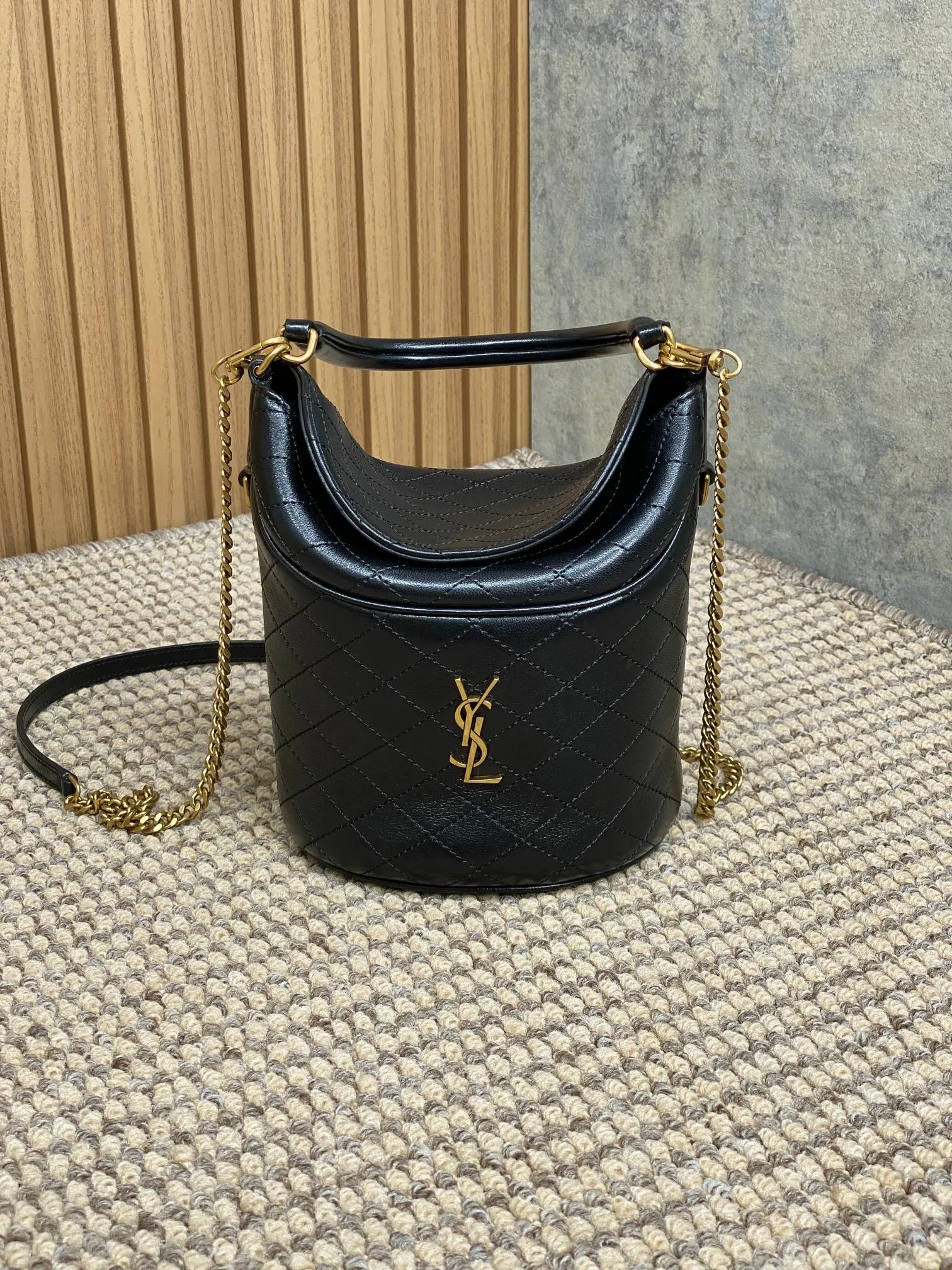 Yves Saint Laurent ガビー バケットバッグ ブラック