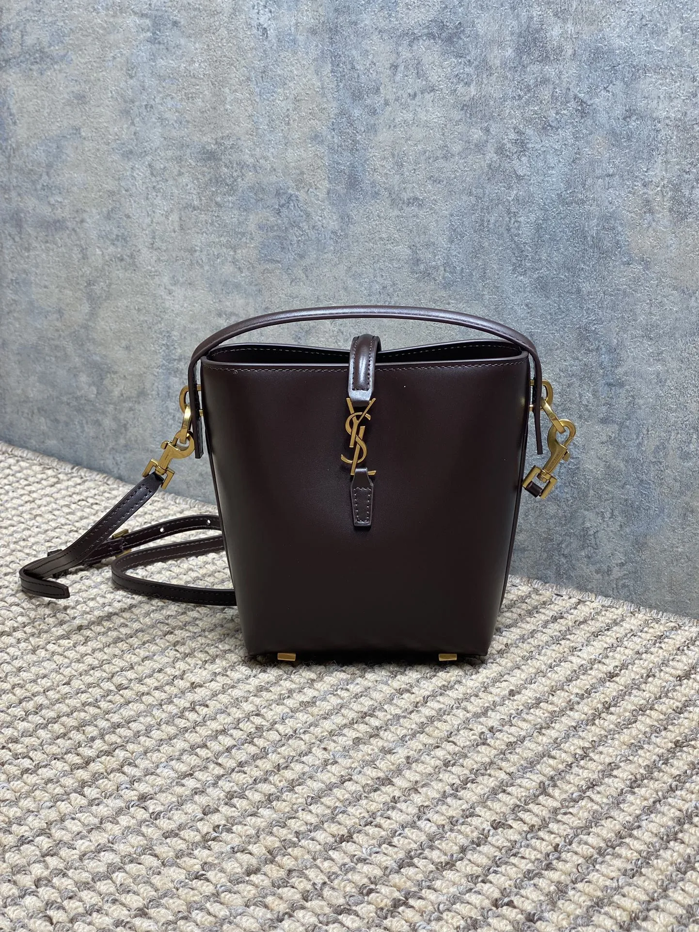 Yves Saint Laurent チョコレートミニバケットバッグ