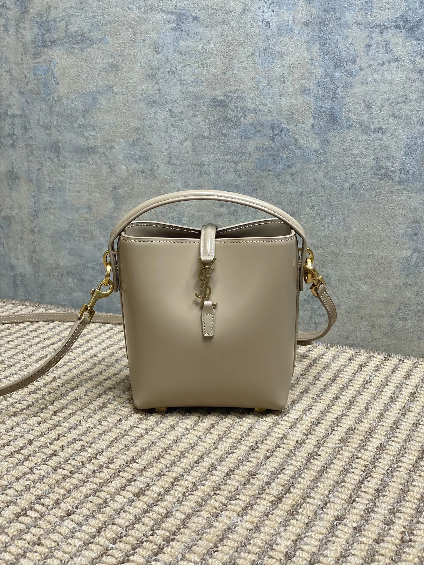 Yves Saint Laurent 杏色ミニバッグ Roseスタイル