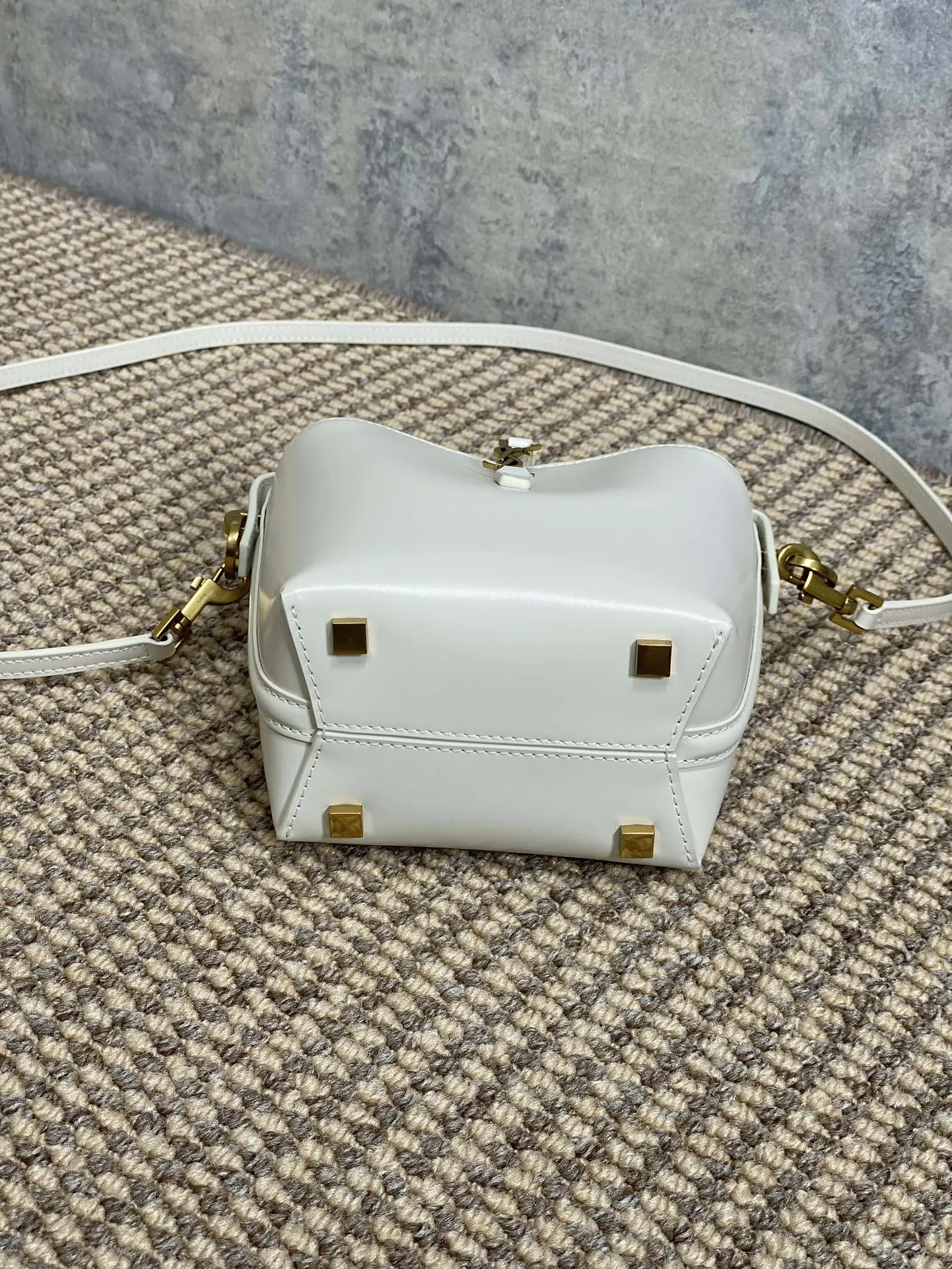 Yves Saint Laurent ミルクホワイト ミニバッグ - 画像 (5)