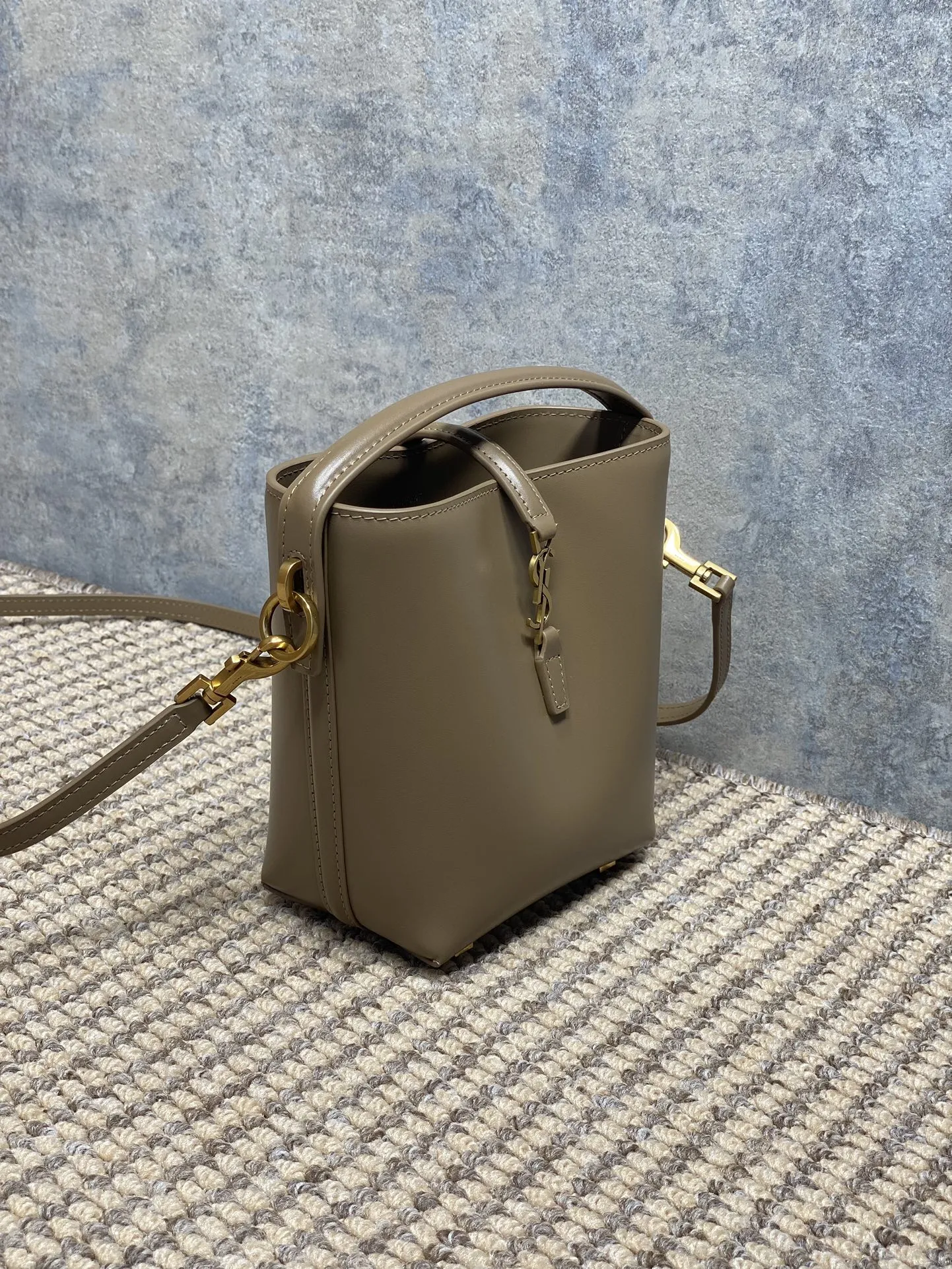 Yves Saint Laurent オリーブミニバケットバッグ - 画像 (3)