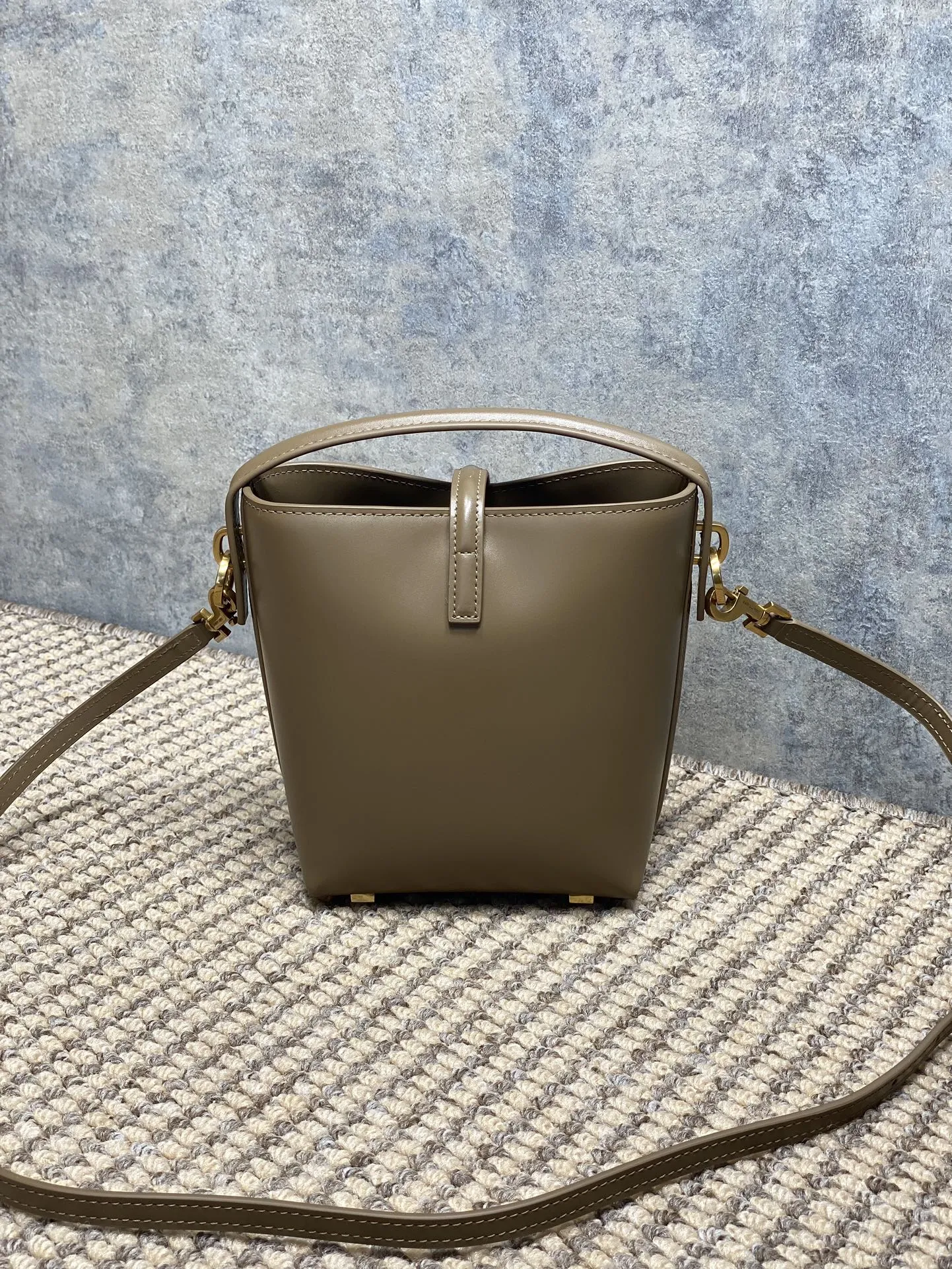Yves Saint Laurent オリーブミニバケットバッグ - 画像 (4)