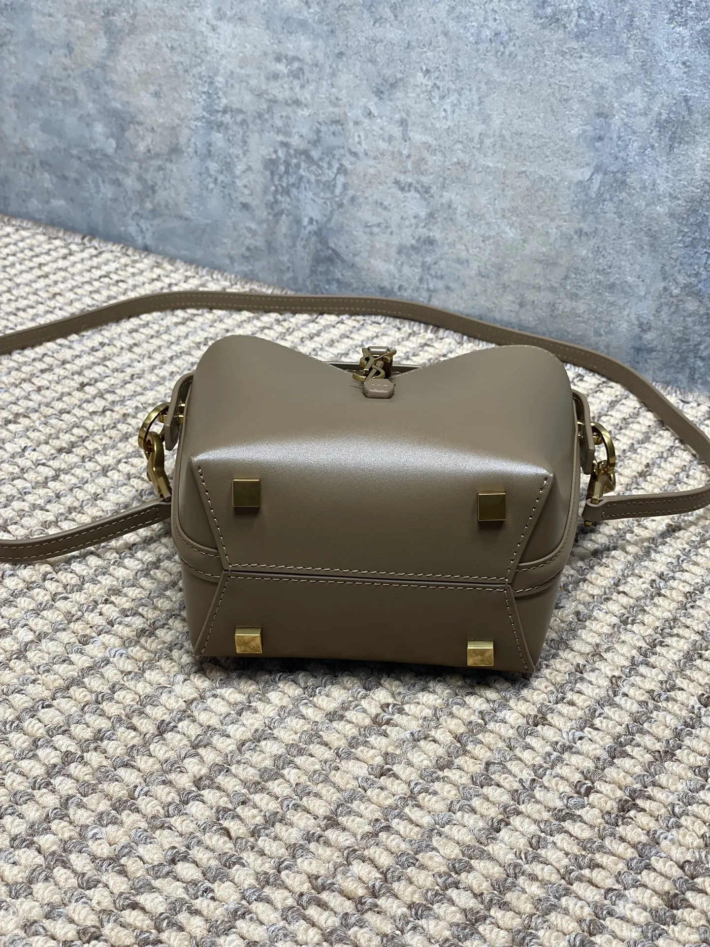 Yves Saint Laurent オリーブミニバケットバッグ - 画像 (5)