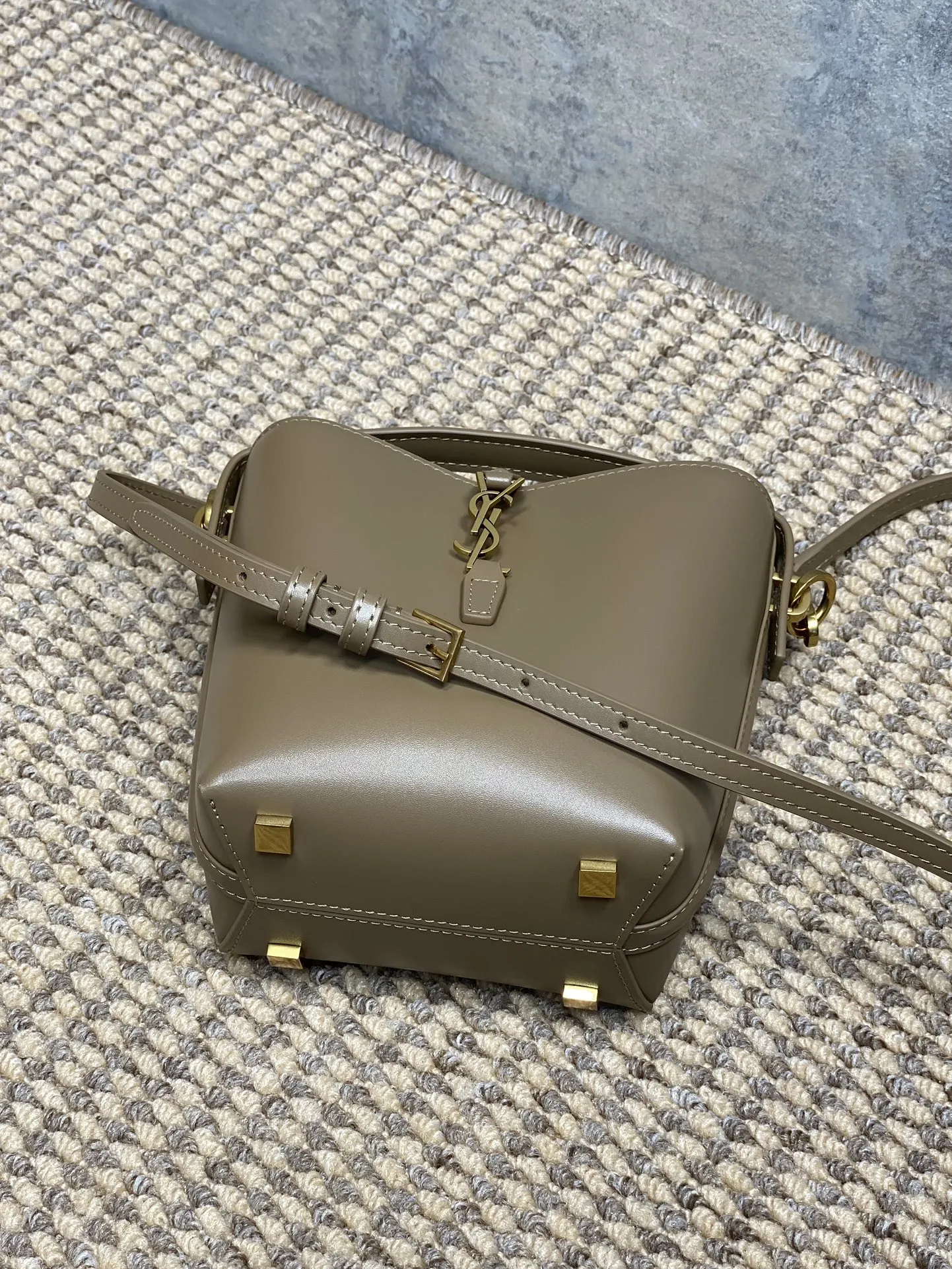 Yves Saint Laurent オリーブミニバケットバッグ - 画像 (6)