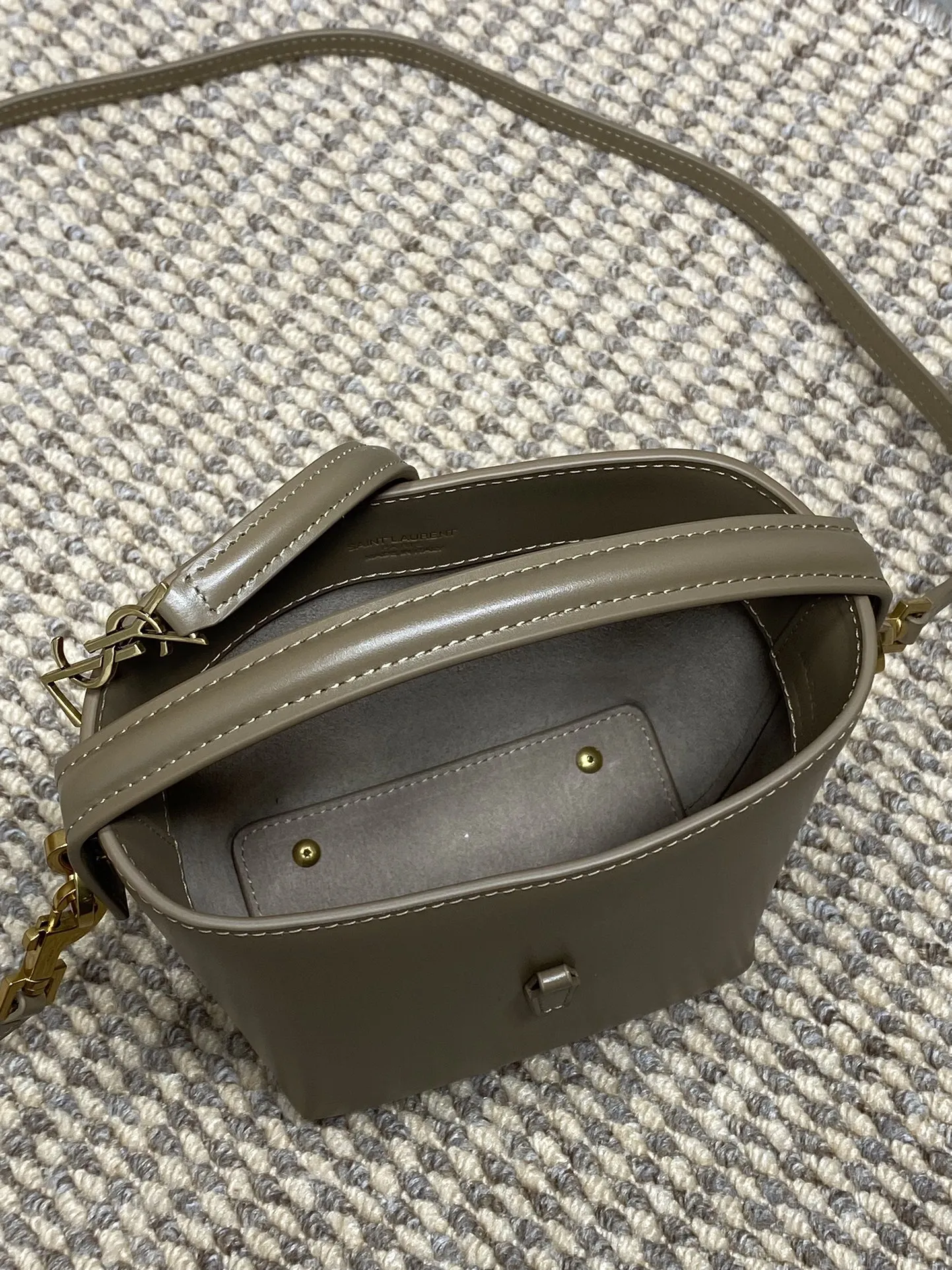 Yves Saint Laurent オリーブミニバケットバッグ - 画像 (10)