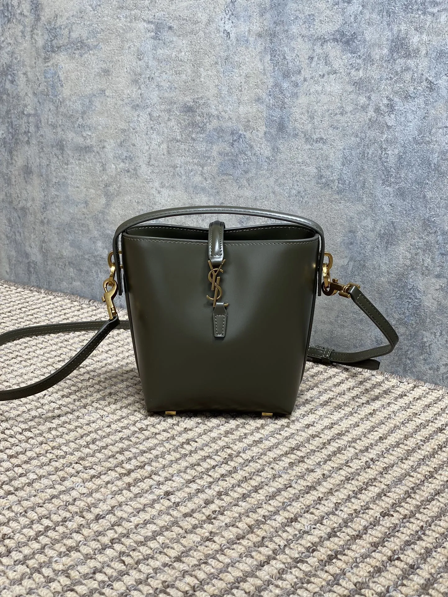 Yves Saint Laurent 麝香绿ミニバケットバッグ