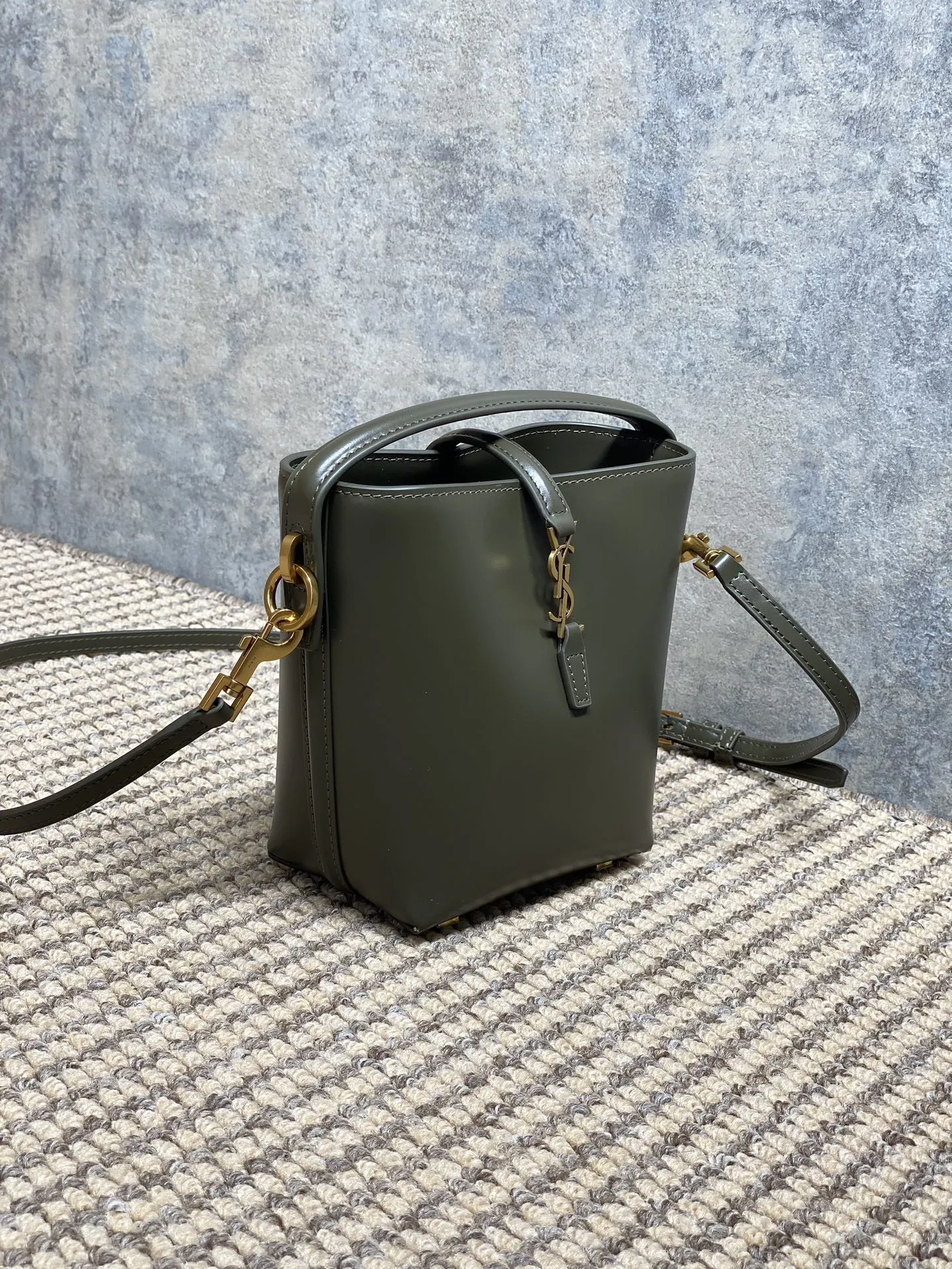 Yves Saint Laurent 麝香绿ミニバケットバッグ - 画像 (3)