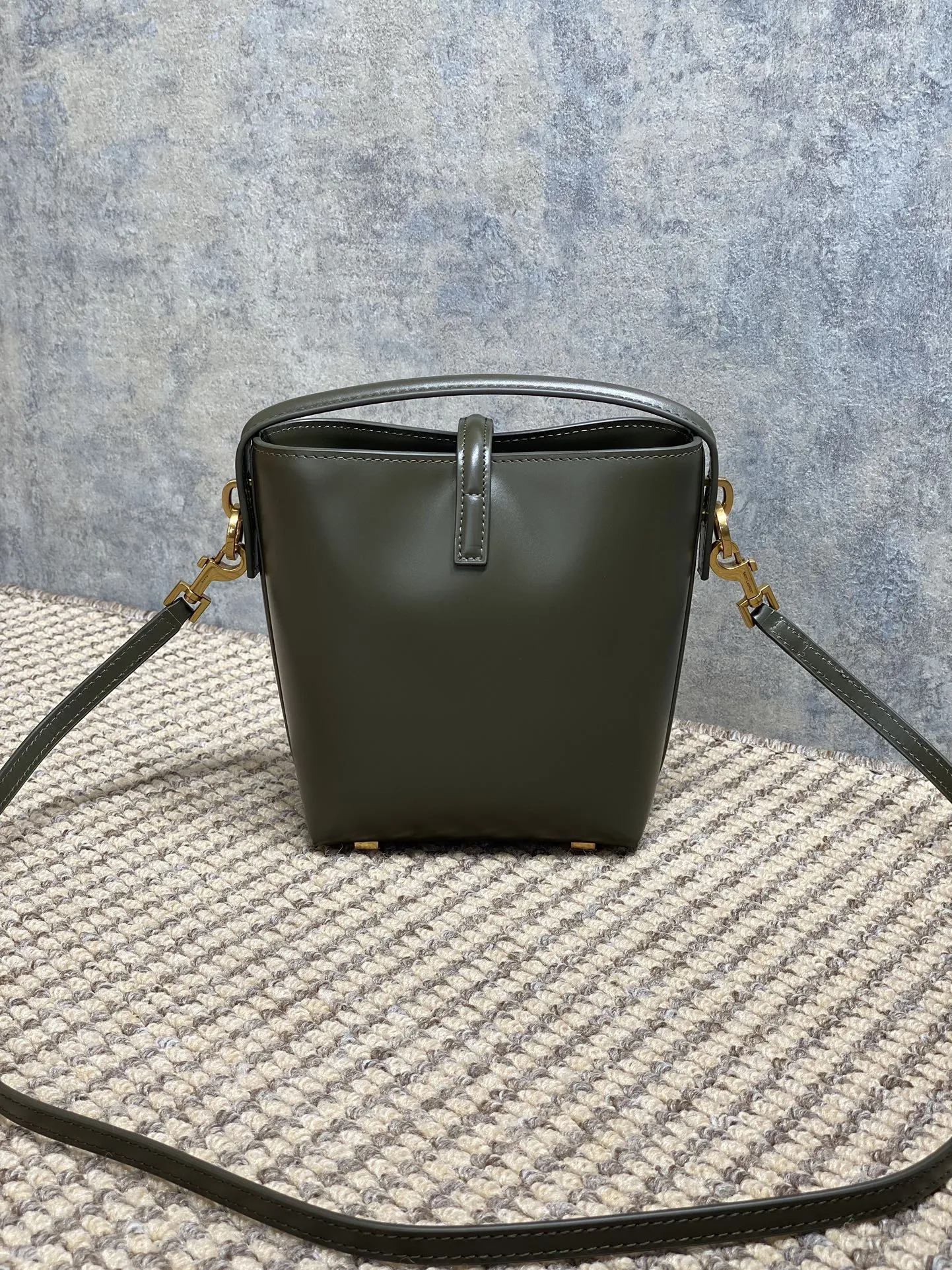 Yves Saint Laurent 麝香绿ミニバケットバッグ - 画像 (4)