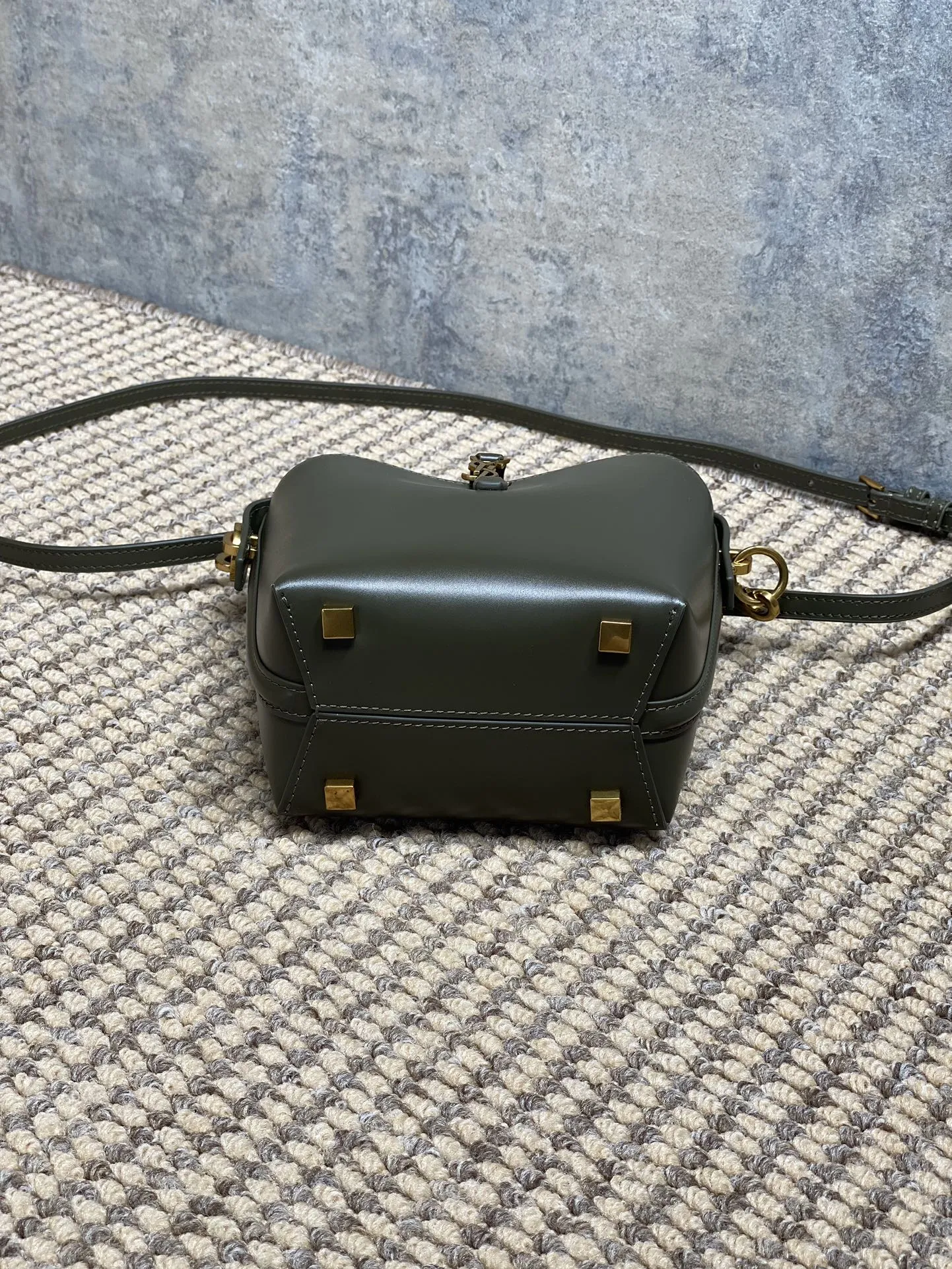 Yves Saint Laurent 麝香绿ミニバケットバッグ - 画像 (5)