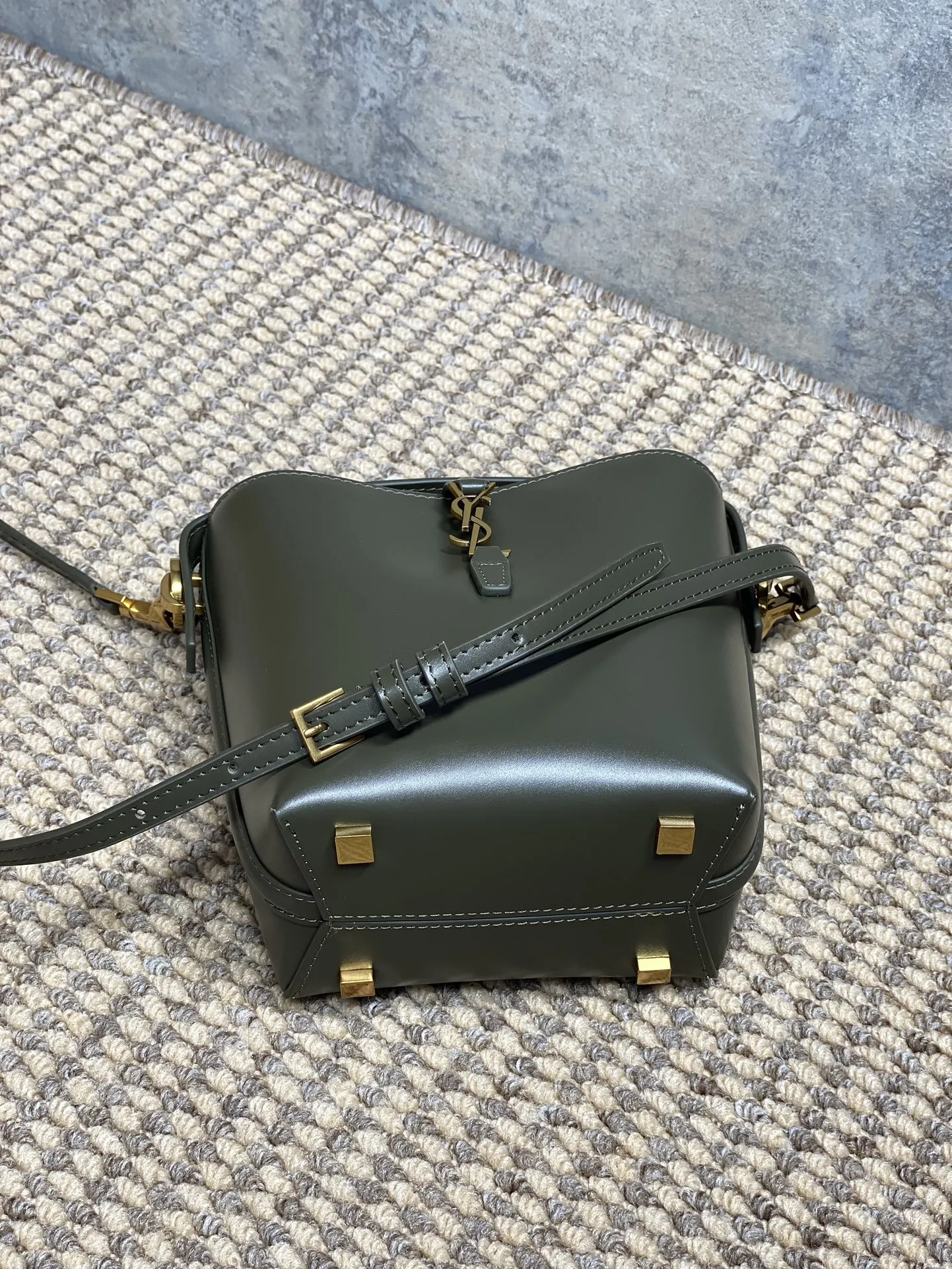 Yves Saint Laurent 麝香绿ミニバケットバッグ - 画像 (6)