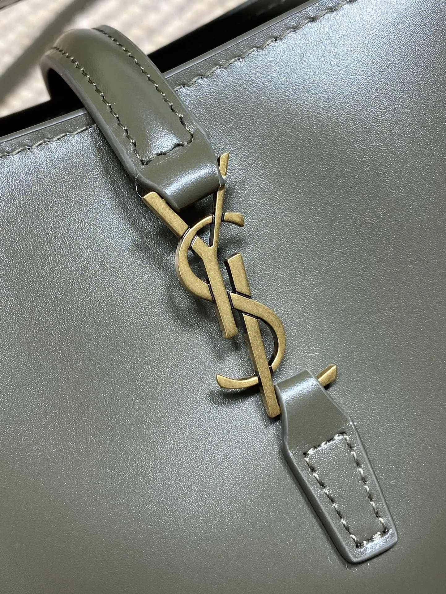 Yves Saint Laurent 麝香绿ミニバケットバッグ - 画像 (7)