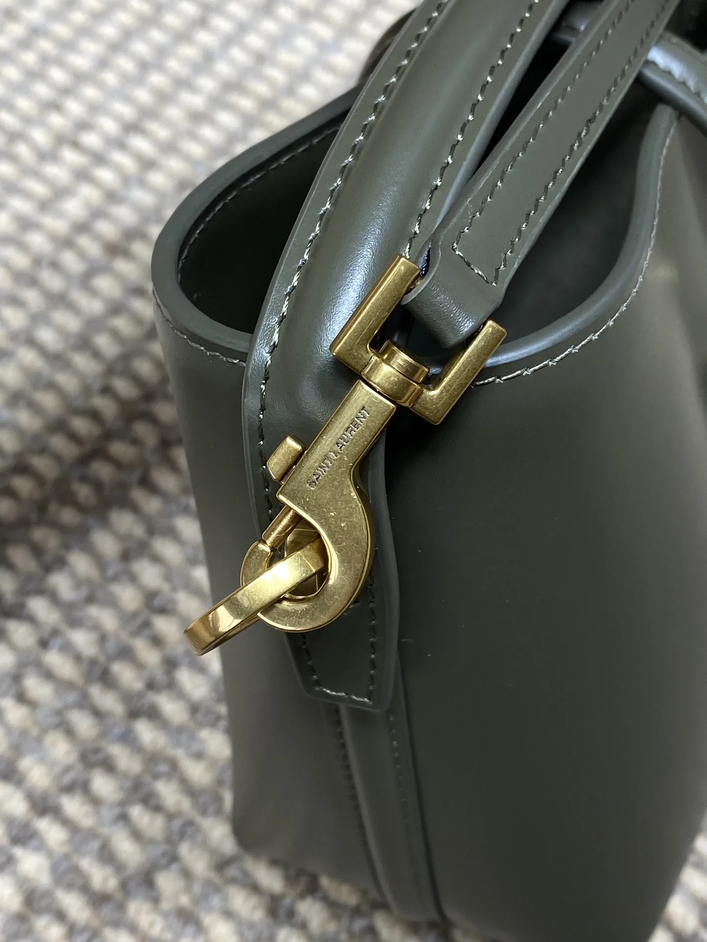 Yves Saint Laurent 麝香绿ミニバケットバッグ - 画像 (8)