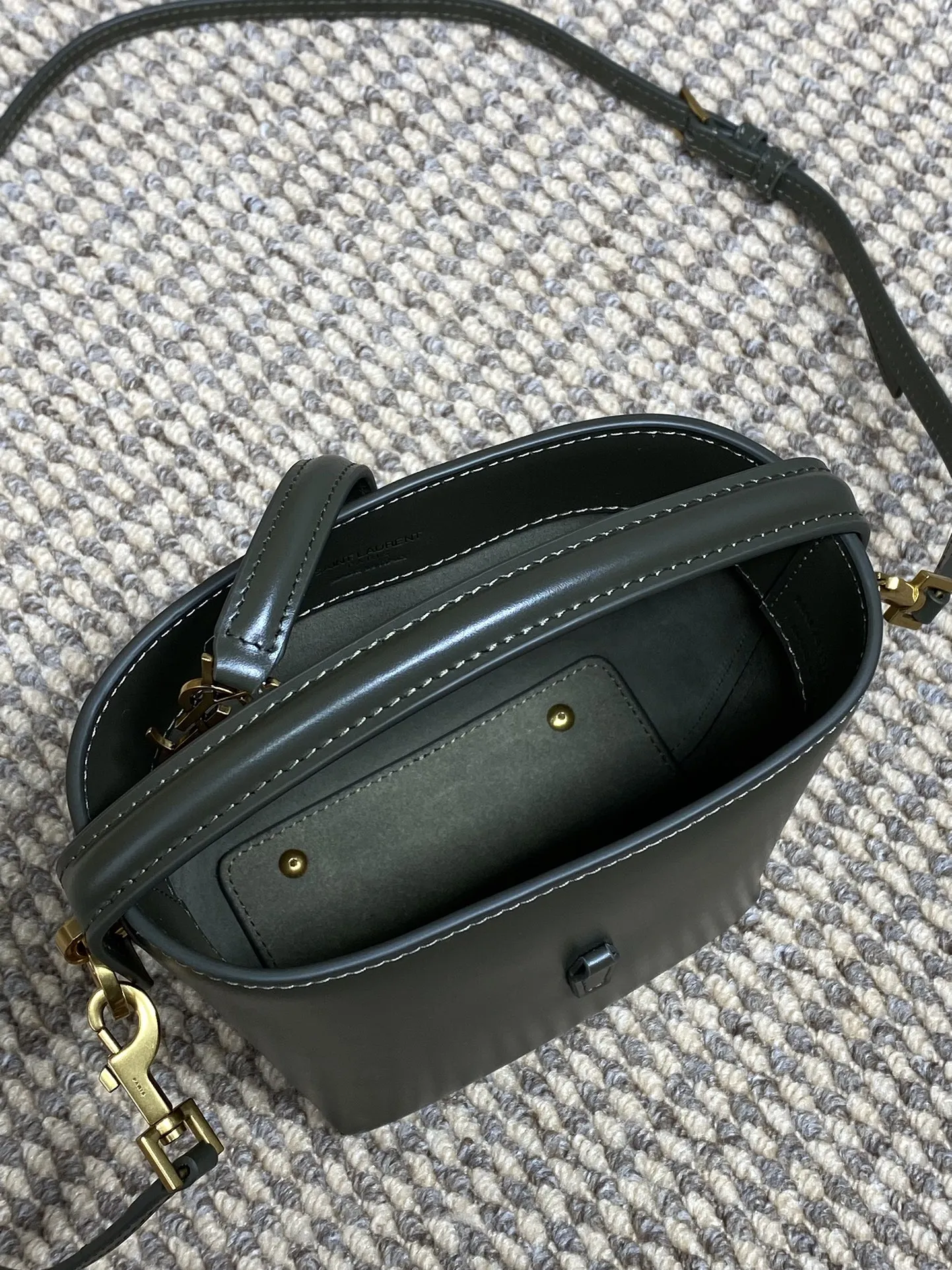 Yves Saint Laurent 麝香绿ミニバケットバッグ - 画像 (10)