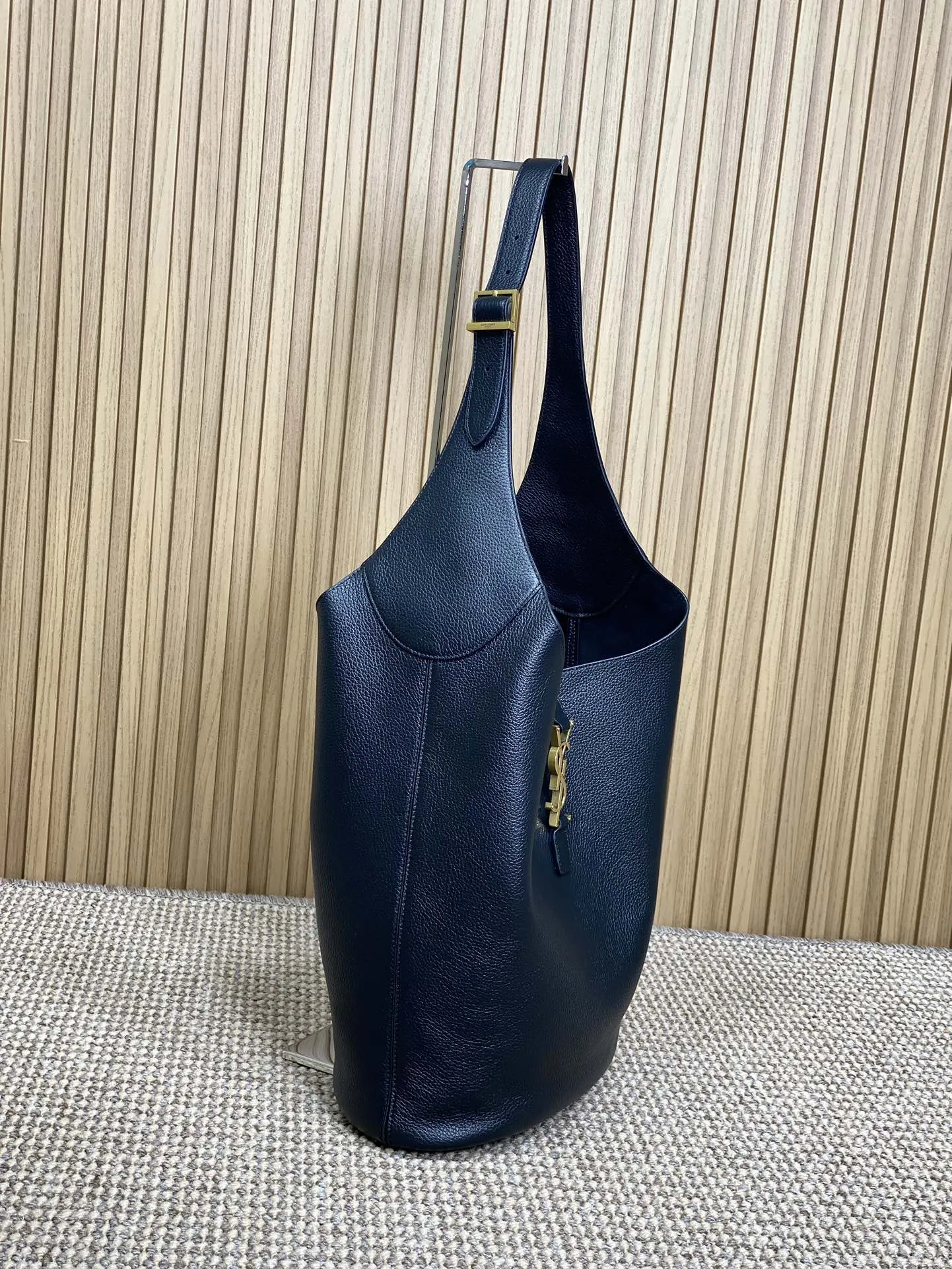 Yves Saint Laurent ブラック ホーボーショルダーバッグ - 画像 (4)