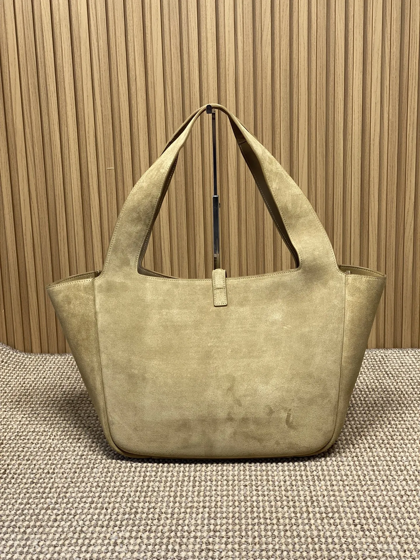Yves Saint Laurent ベージュスエードトートバッグ - 画像 (3)