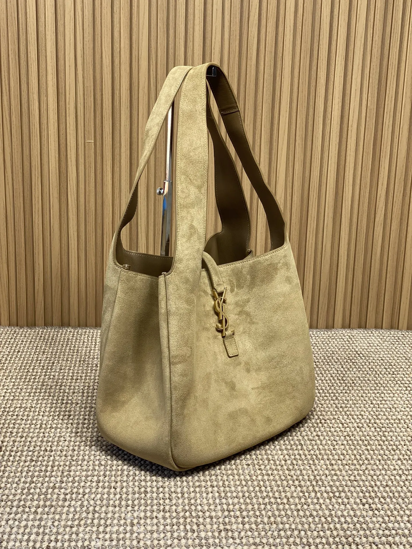 Yves Saint Laurent ベージュスエードトートバッグ - 画像 (6)