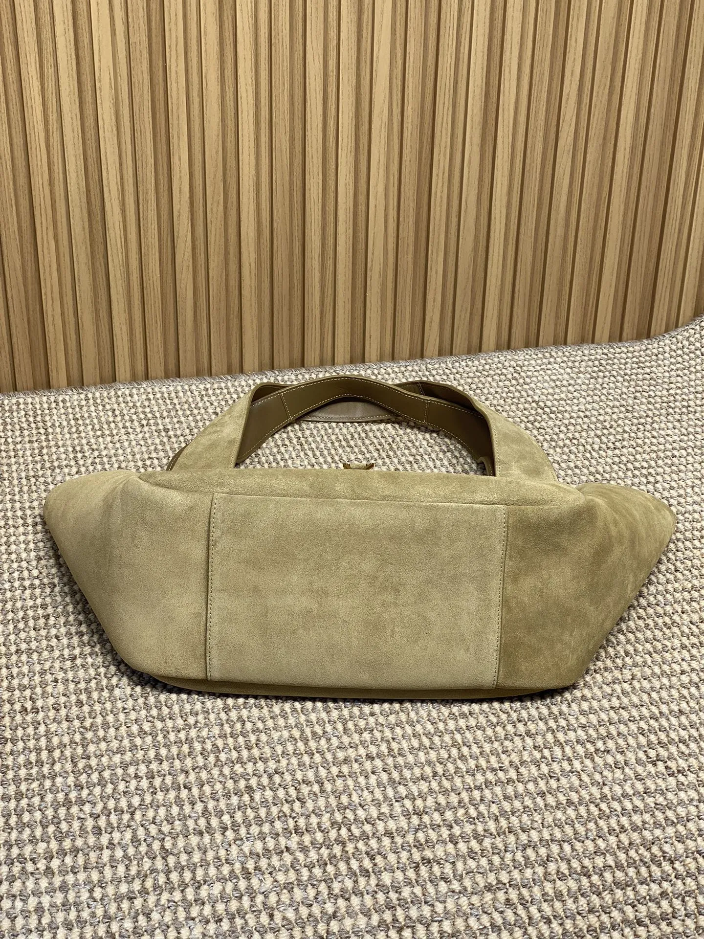 Yves Saint Laurent ベージュスエードトートバッグ - 画像 (7)