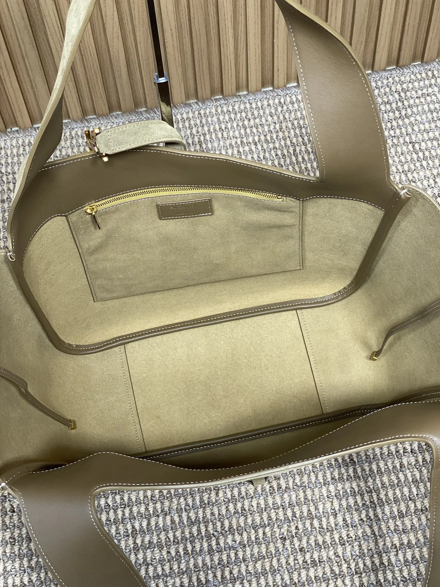 Yves Saint Laurent ベージュスエードトートバッグ - 画像 (10)