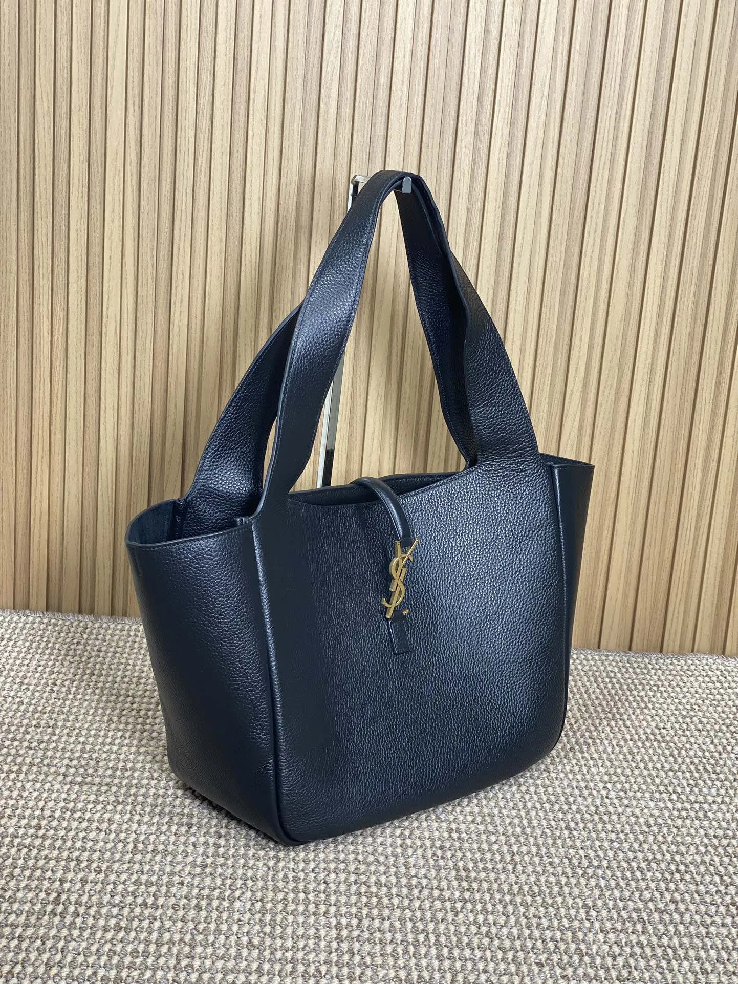 Yves Saint Laurent ブラック 柔らか鹿革トートバッグ - 画像 (3)