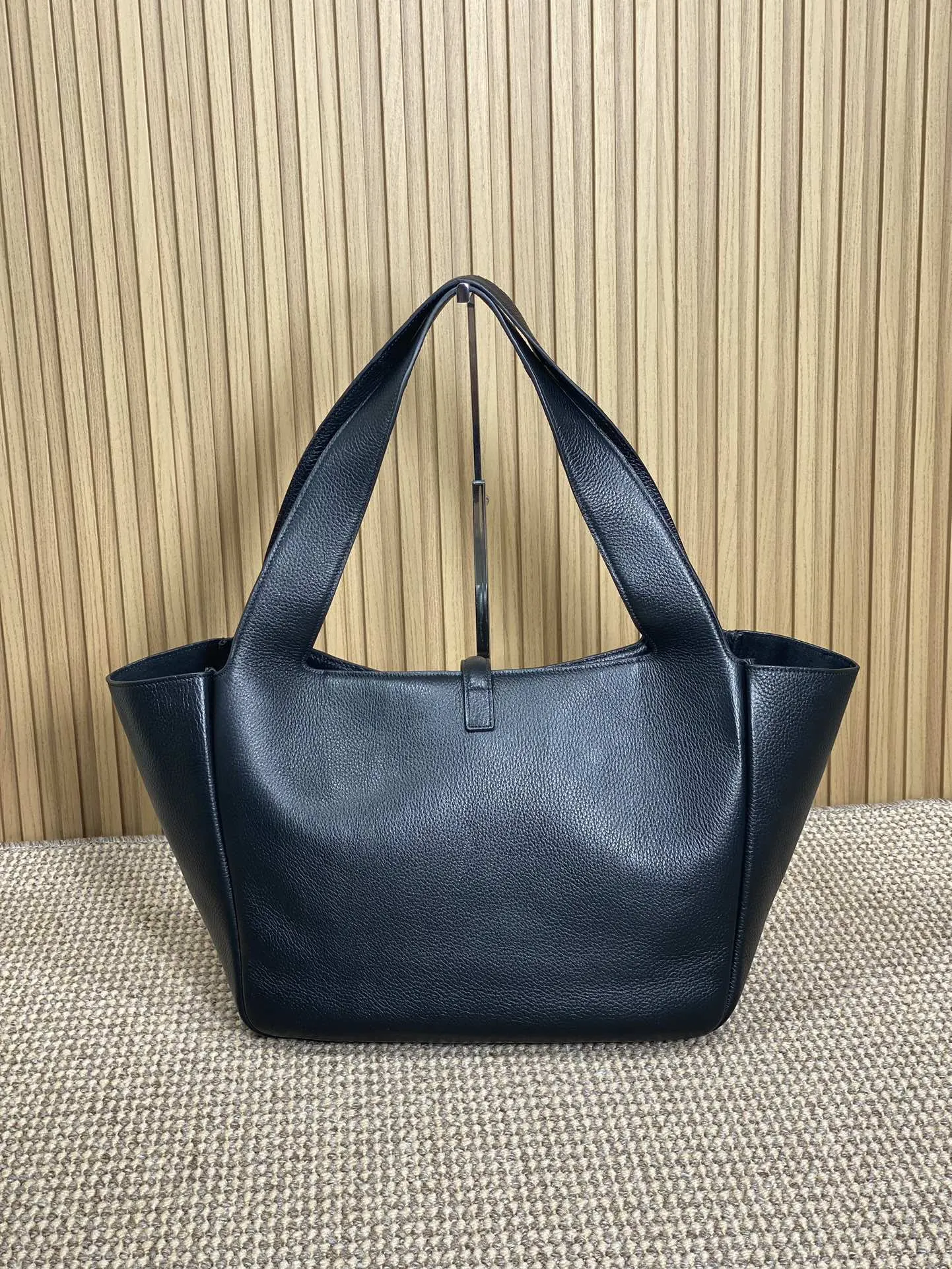 Yves Saint Laurent ブラック 柔らか鹿革トートバッグ - 画像 (4)