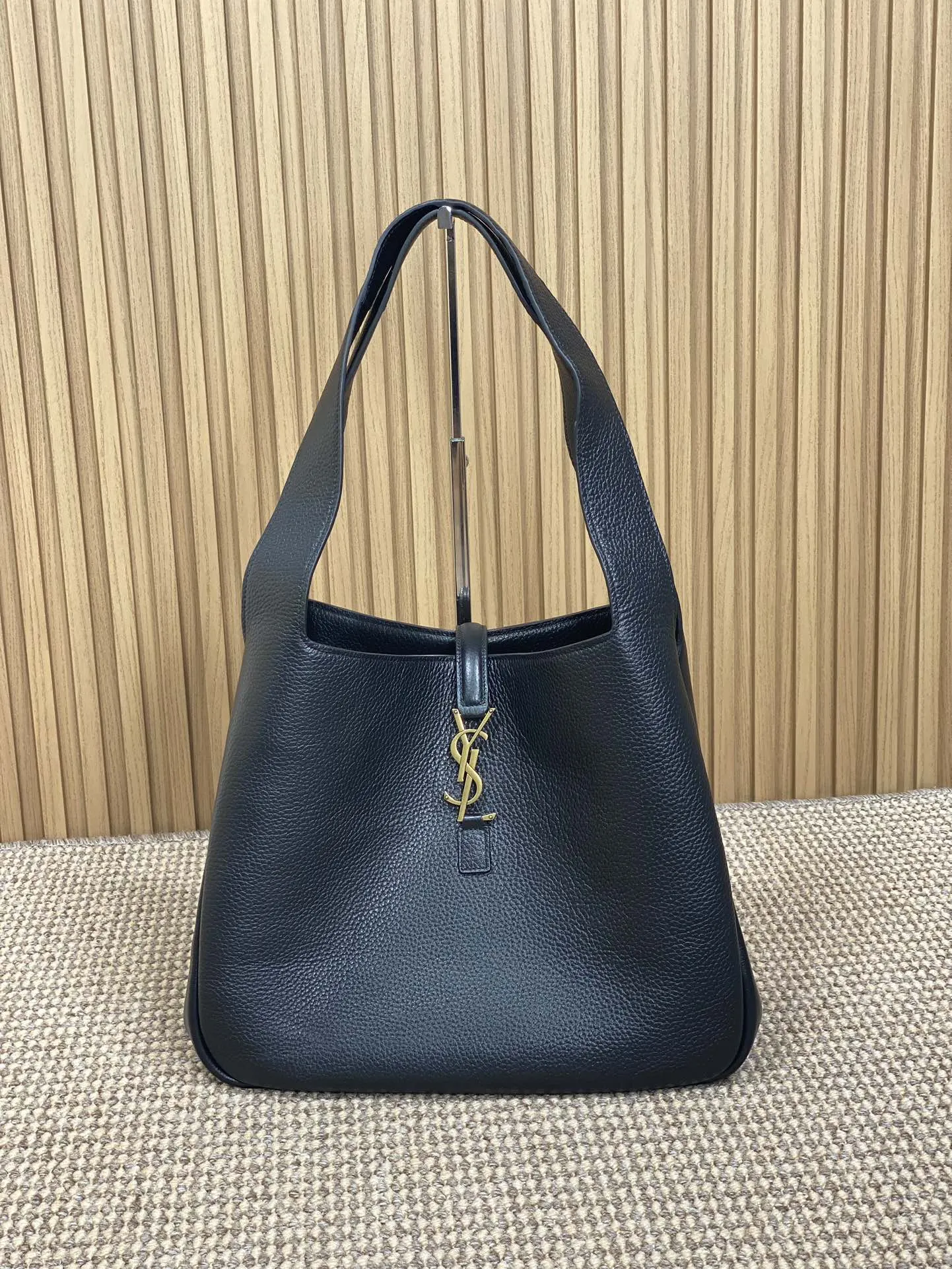 Yves Saint Laurent ブラック 柔らか鹿革トートバッグ - 画像 (5)
