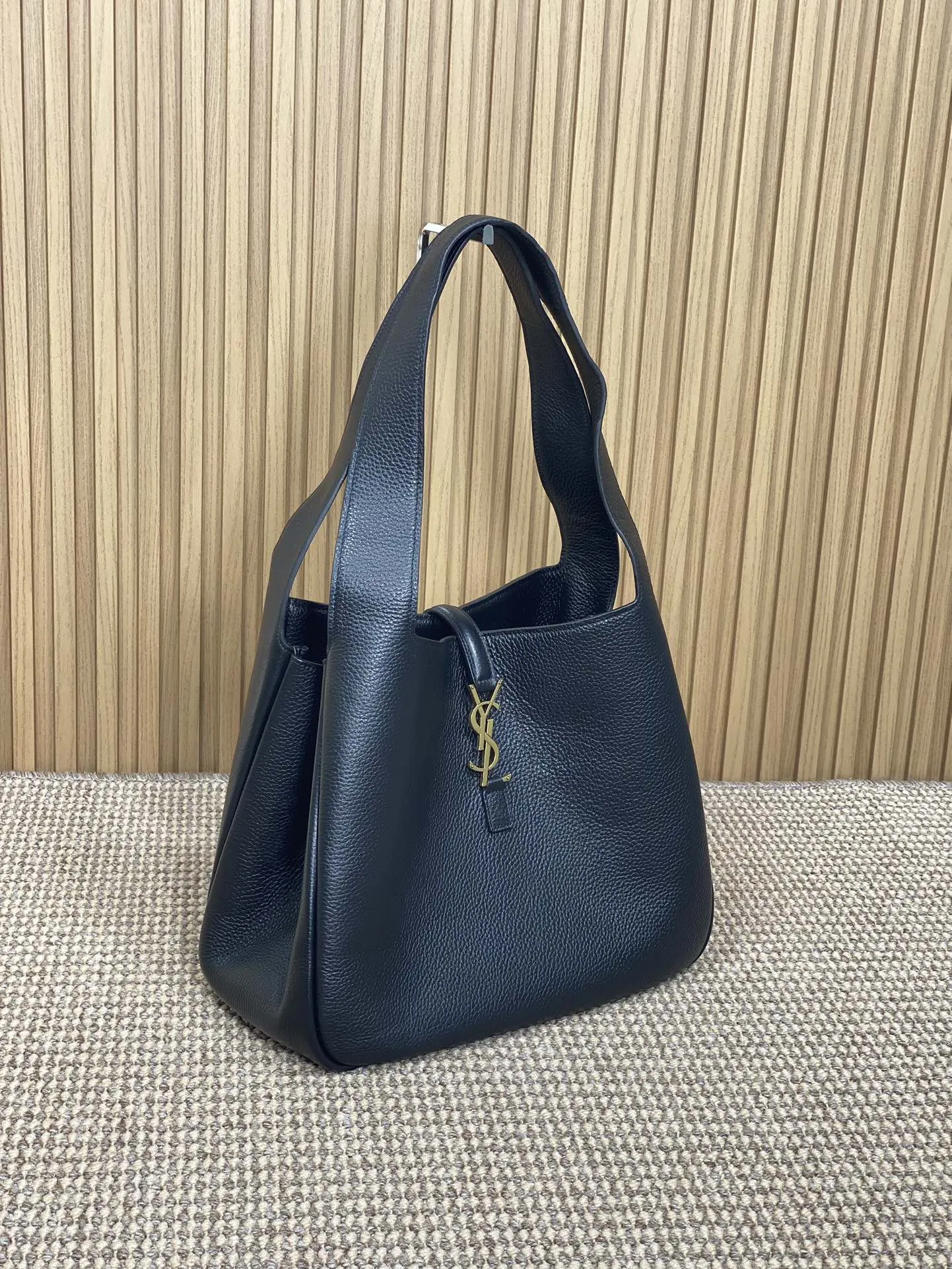 Yves Saint Laurent ブラック 柔らか鹿革トートバッグ - 画像 (6)