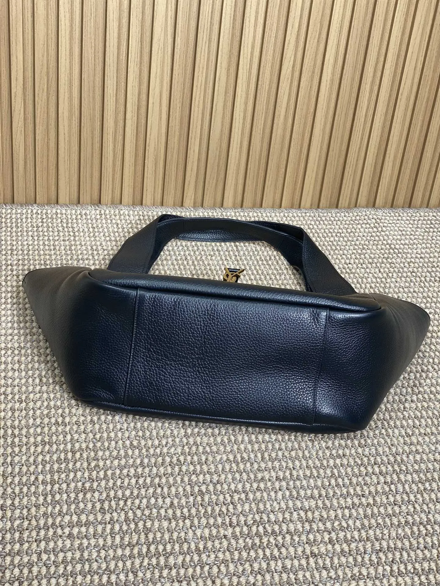 Yves Saint Laurent ブラック 柔らか鹿革トートバッグ - 画像 (7)