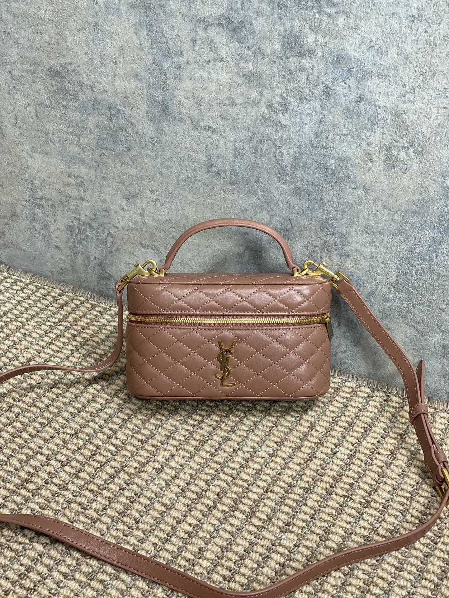 Yves Saint Laurent ローズカラーの小Gabyバッグ