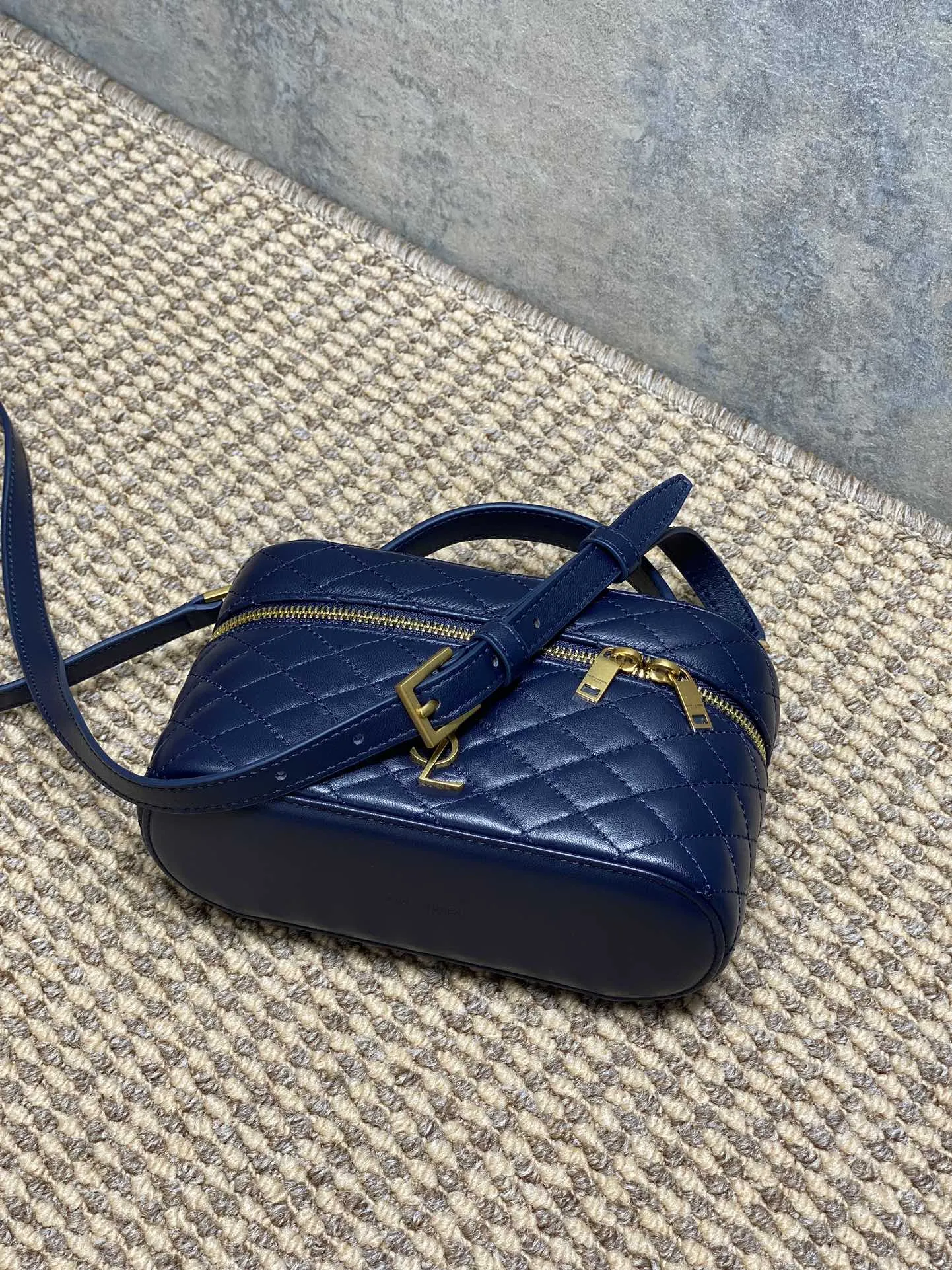 Yves Saint Laurent ネイビー 小Gabyバッグ - 画像 (6)