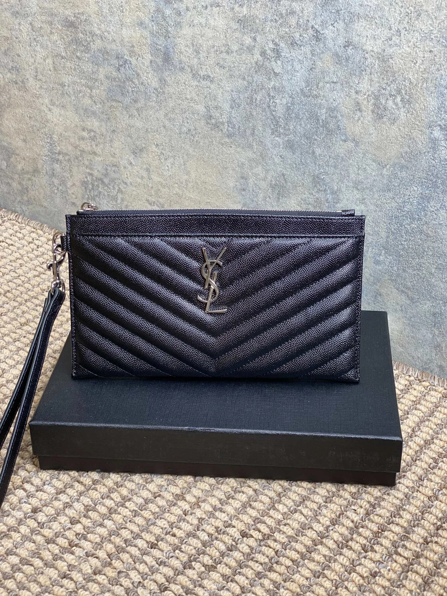 Yves Saint Laurent ブラック 魚子酱ランチ手拿包