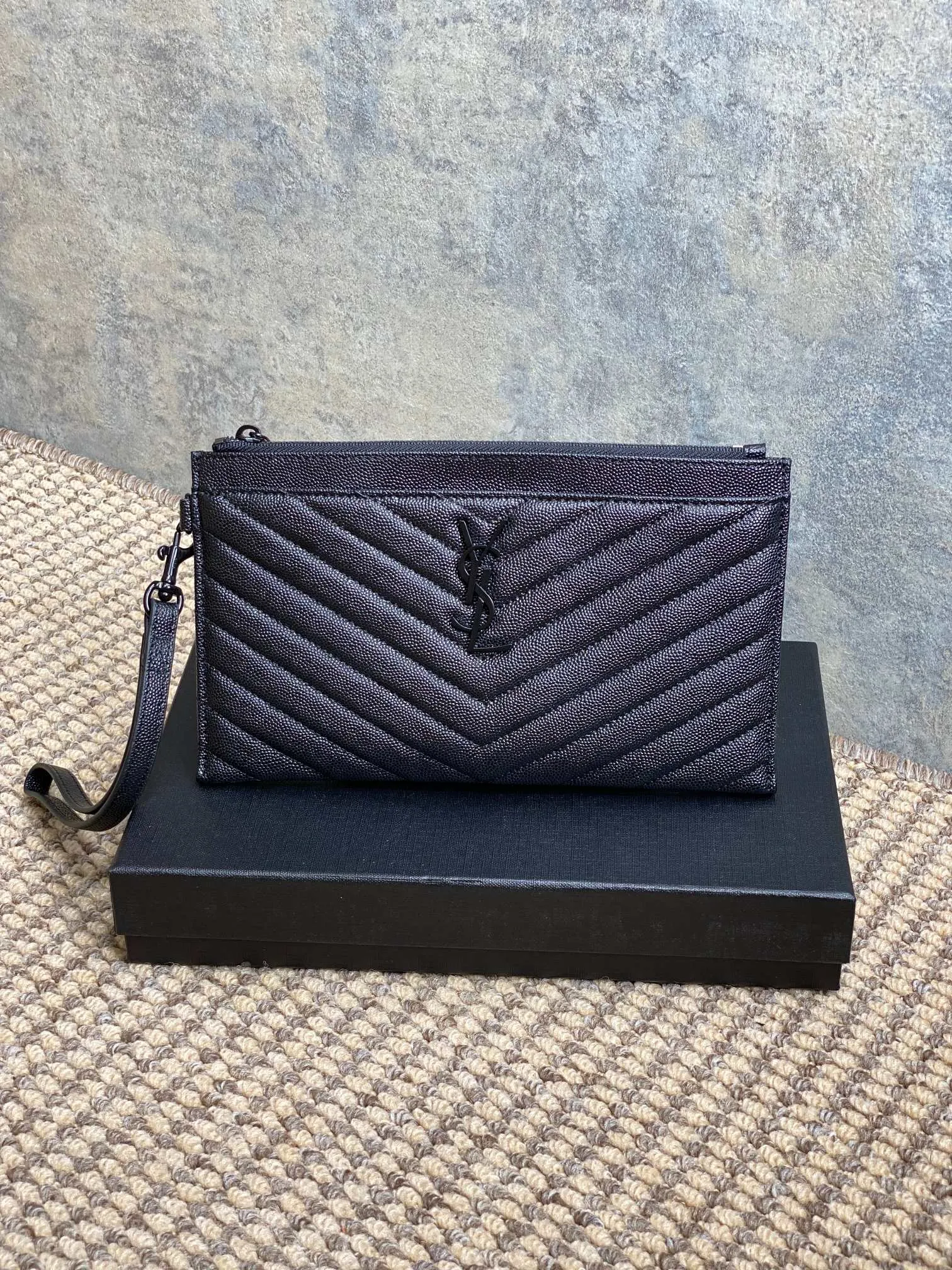 Yves Saint Laurent 黒 魚子酱ランチパーチ