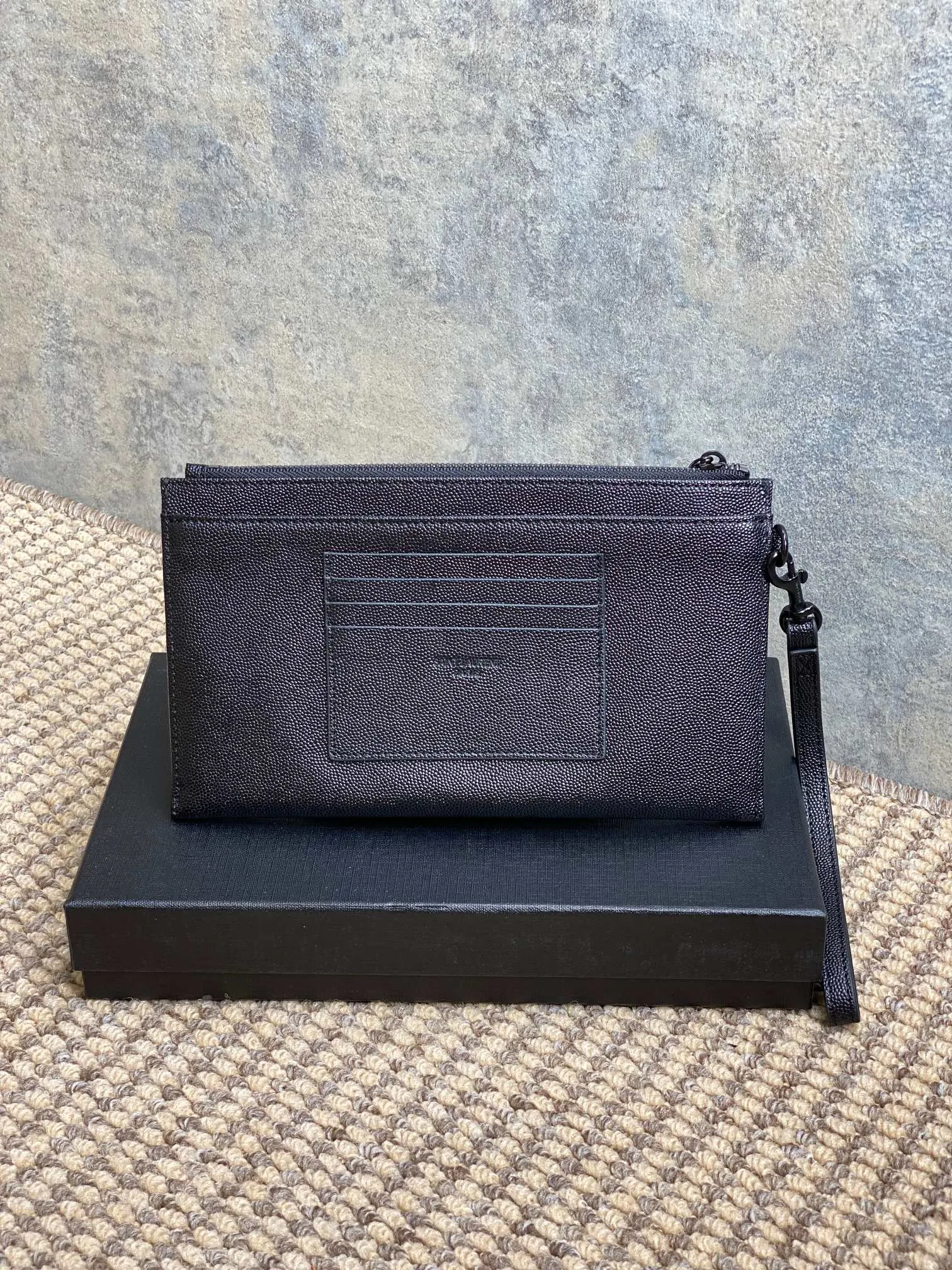 Yves Saint Laurent 黒 魚子酱ランチパーチ - 画像 (3)