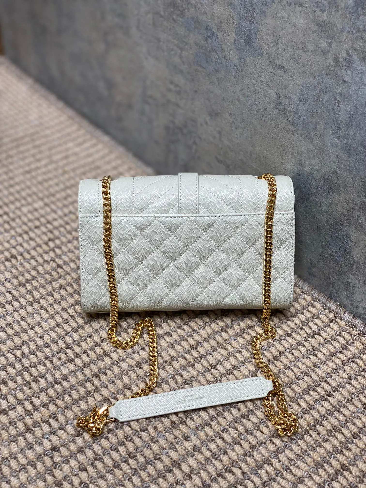 Yves Saint Laurent ホワイト 真皮球纹小信封包 - 画像 (3)