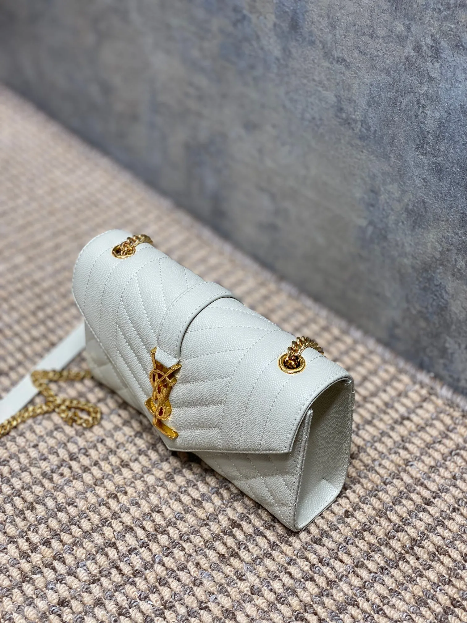 Yves Saint Laurent ホワイト 真皮球纹小信封包 - 画像 (4)